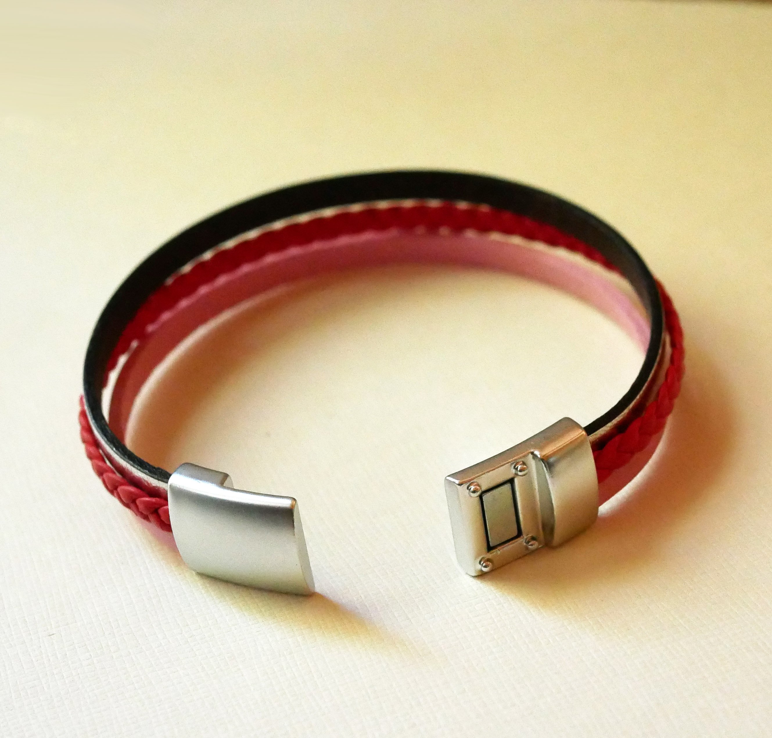 Manschettarmband i korallrött och silverfärgat läder och rosa multiläder