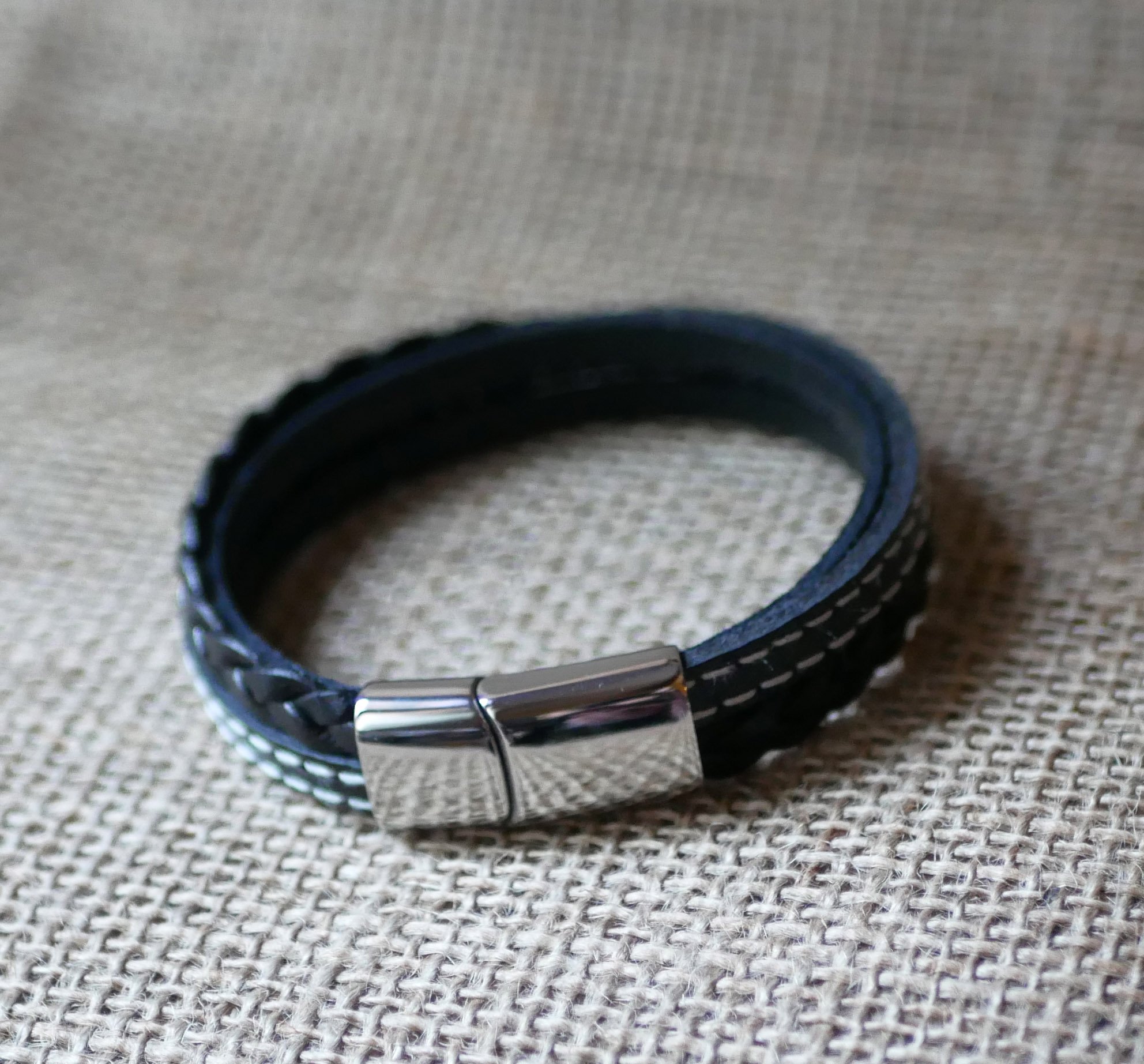 Manschettarmband i svart multiläder för män