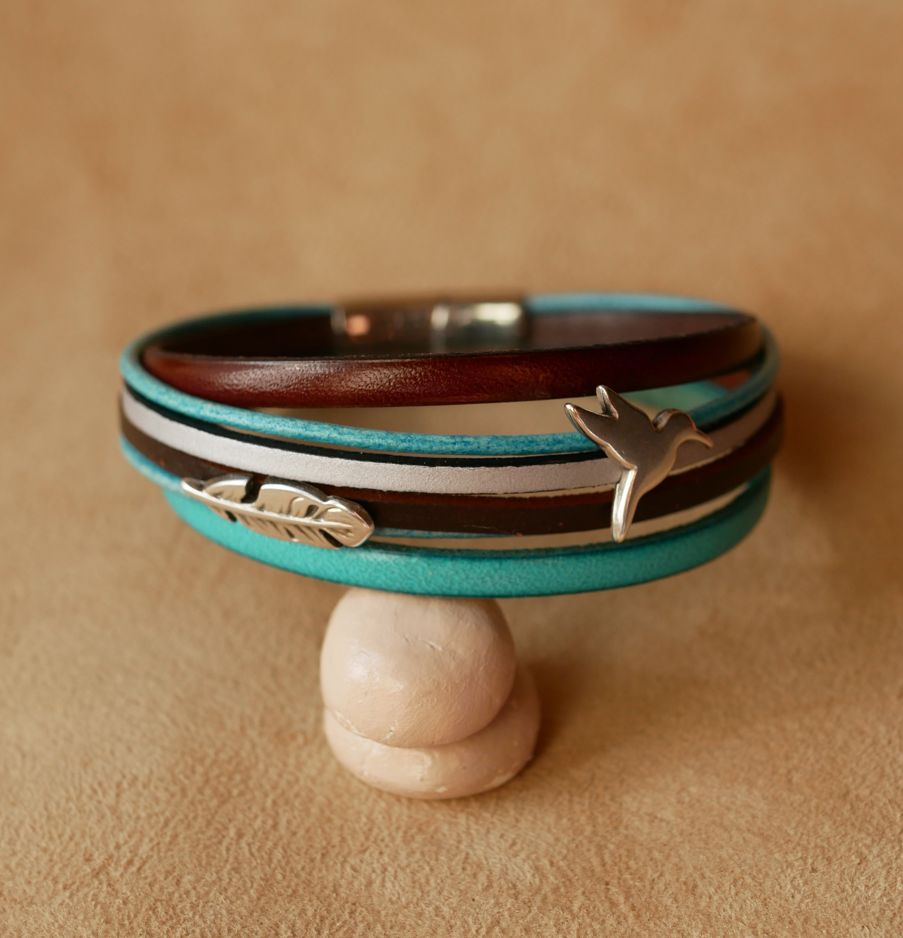 Manschettarmband i turkos och brunt multiläder med 2 silverpläterade öglor