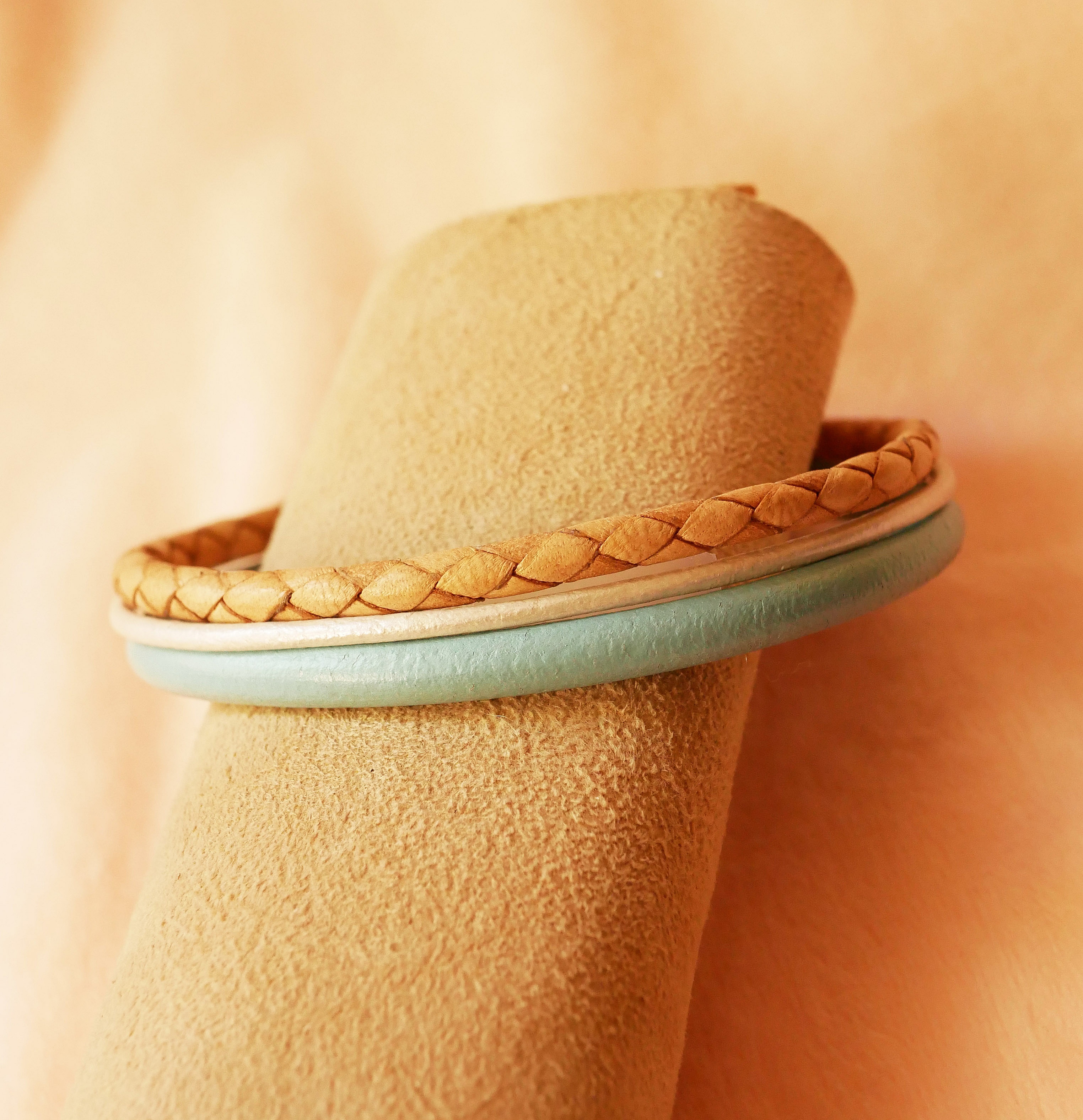 Manschettarmband i beige och turkos med flera l&auml;derdetaljer