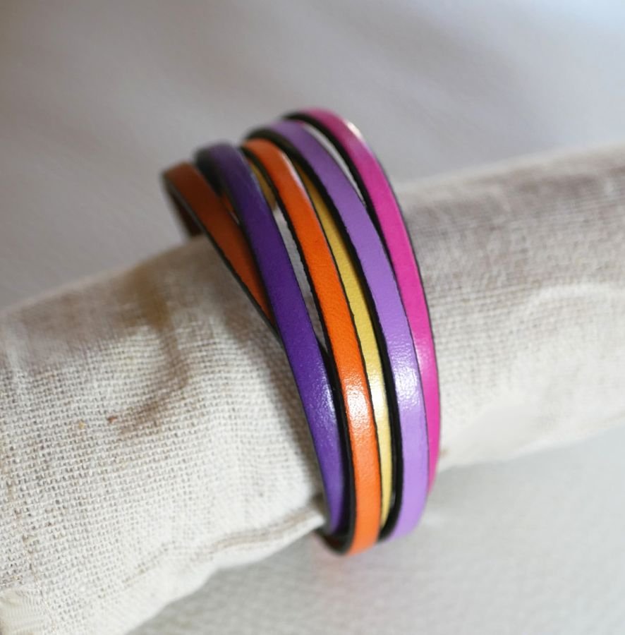 Manschettarmband i flera läderfärger i toniska färger
