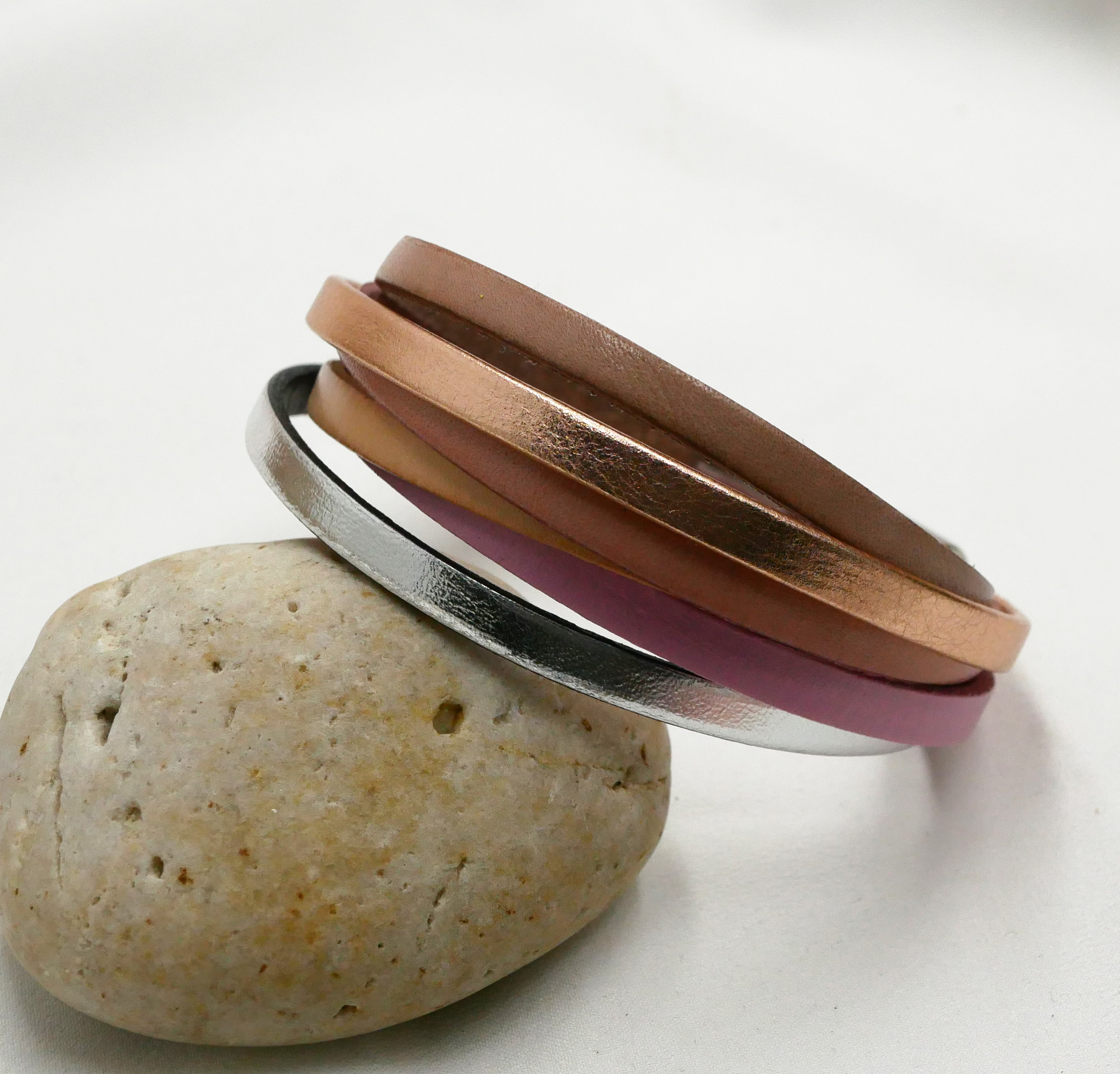 Manschettarmband i flera läder, koppar-persikofärg
