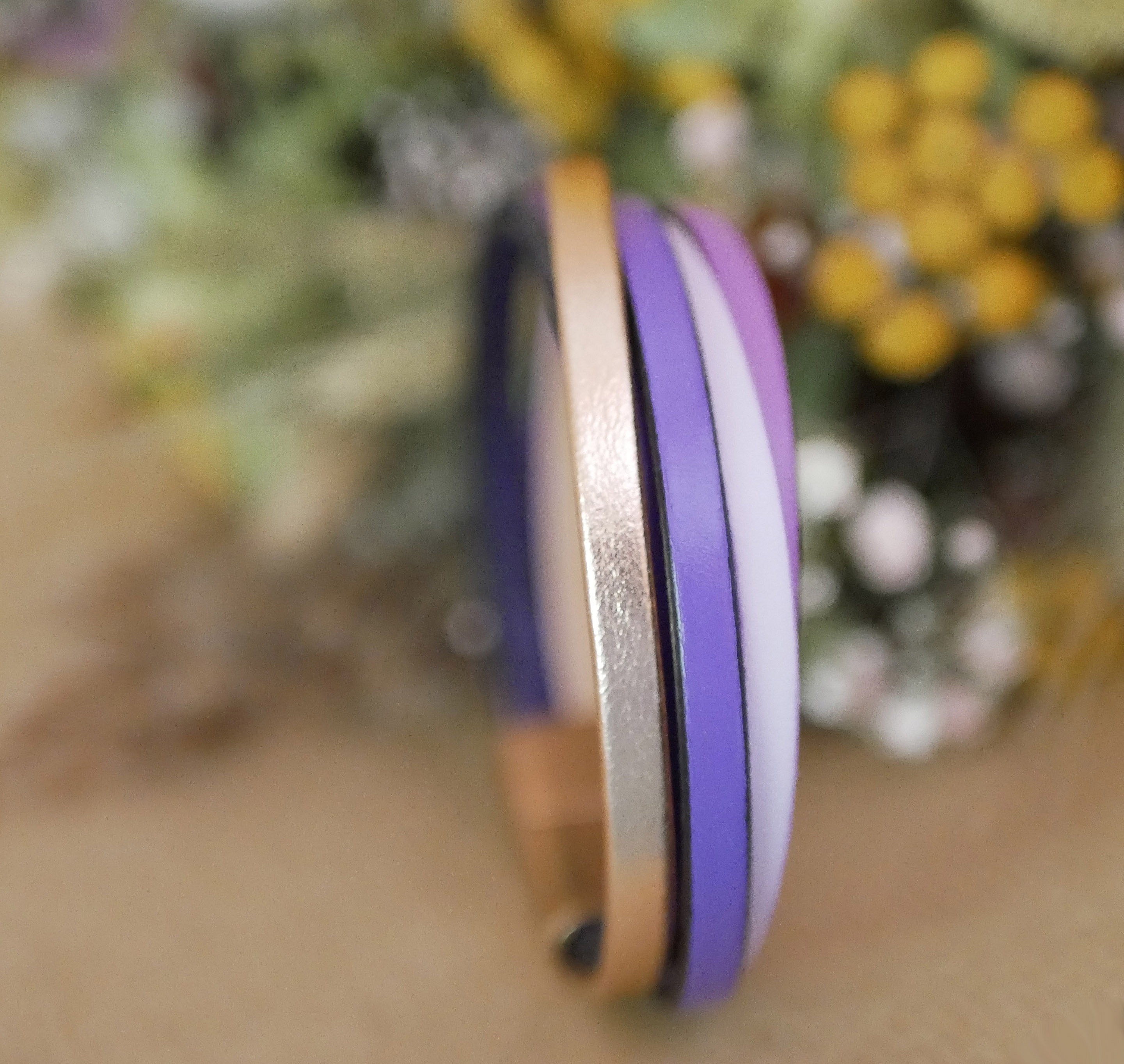 Manschettarmband i flera l&auml;derf&auml;rger i nyanser av violett &amp; rosa guld