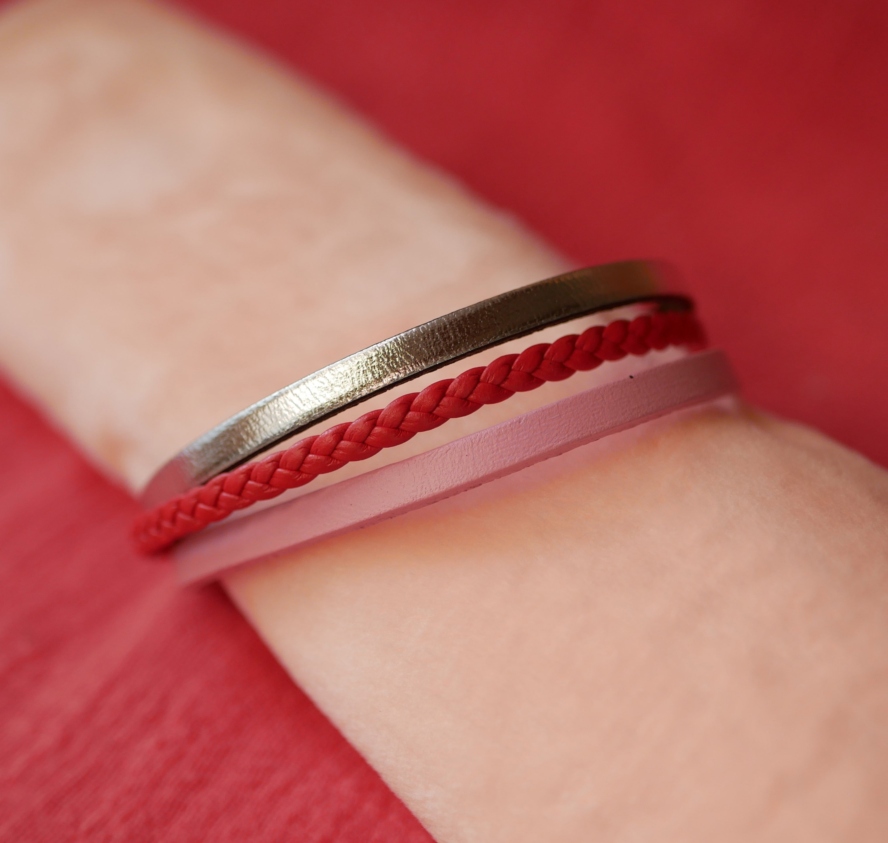Manschettarmband i korallrött och silverfärgat läder och rosa multiläder