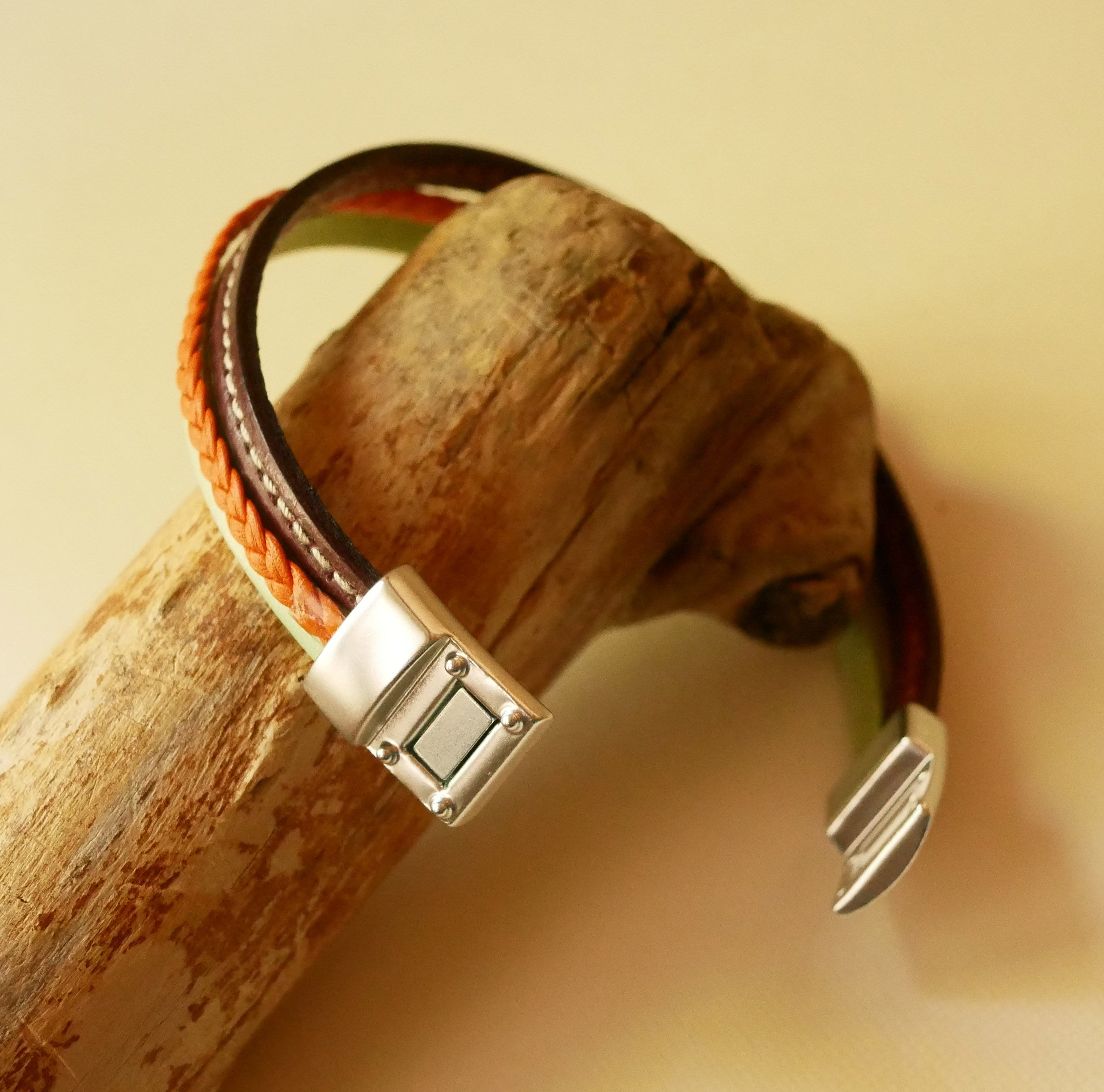 Manschettarmband i flera läder med mandel, orange flätor och Bordeaux-sömmar