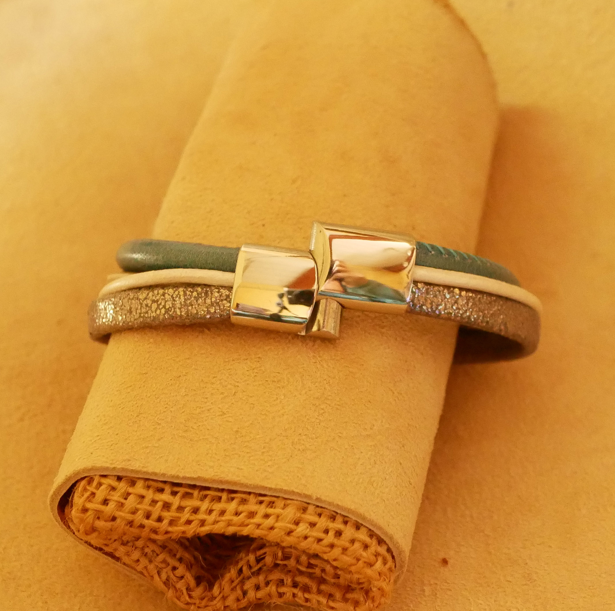 Manschettarmband i blått och silver med flera läderdetaljer