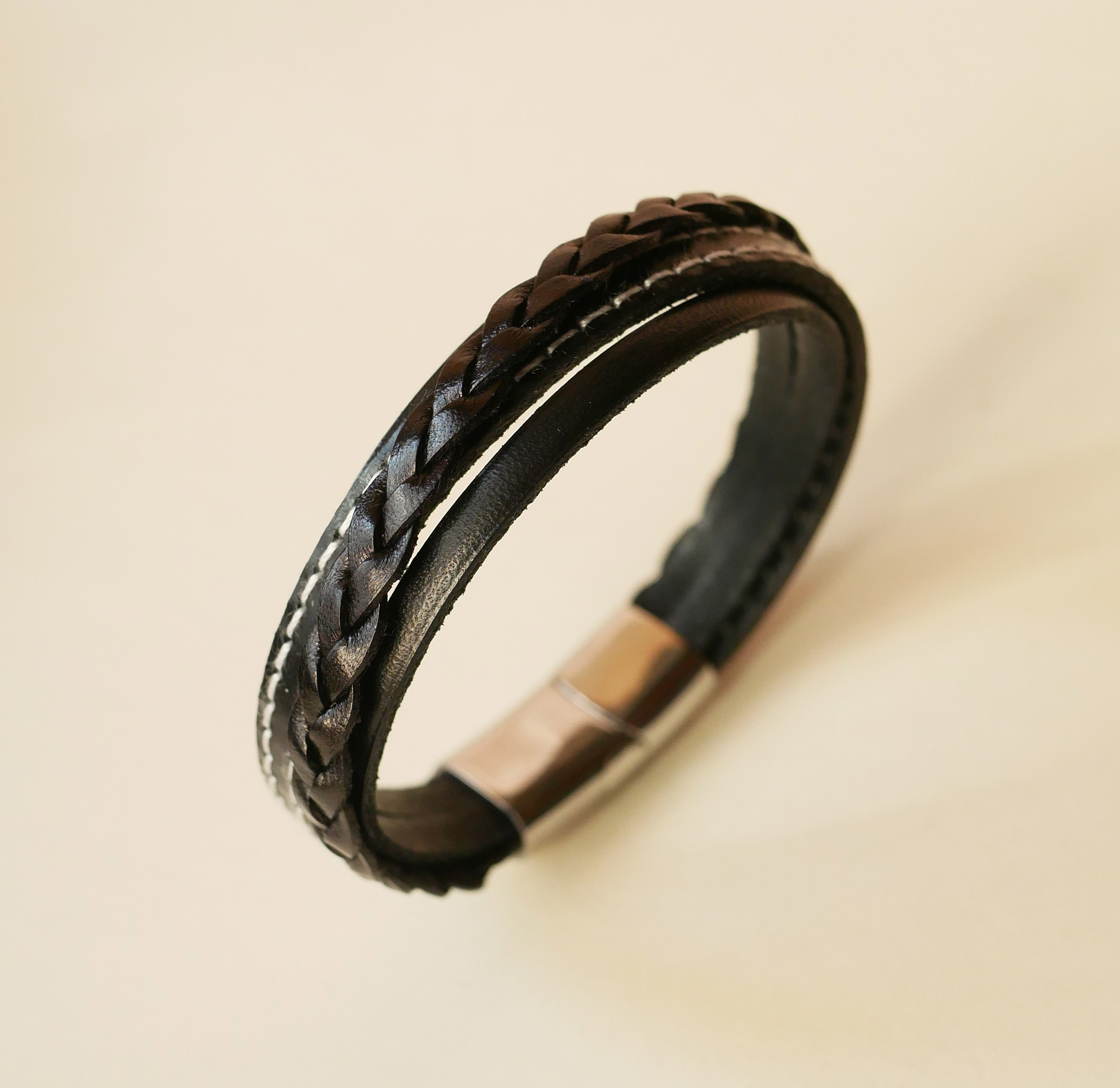 Manschettarmband i svart multiläder för män