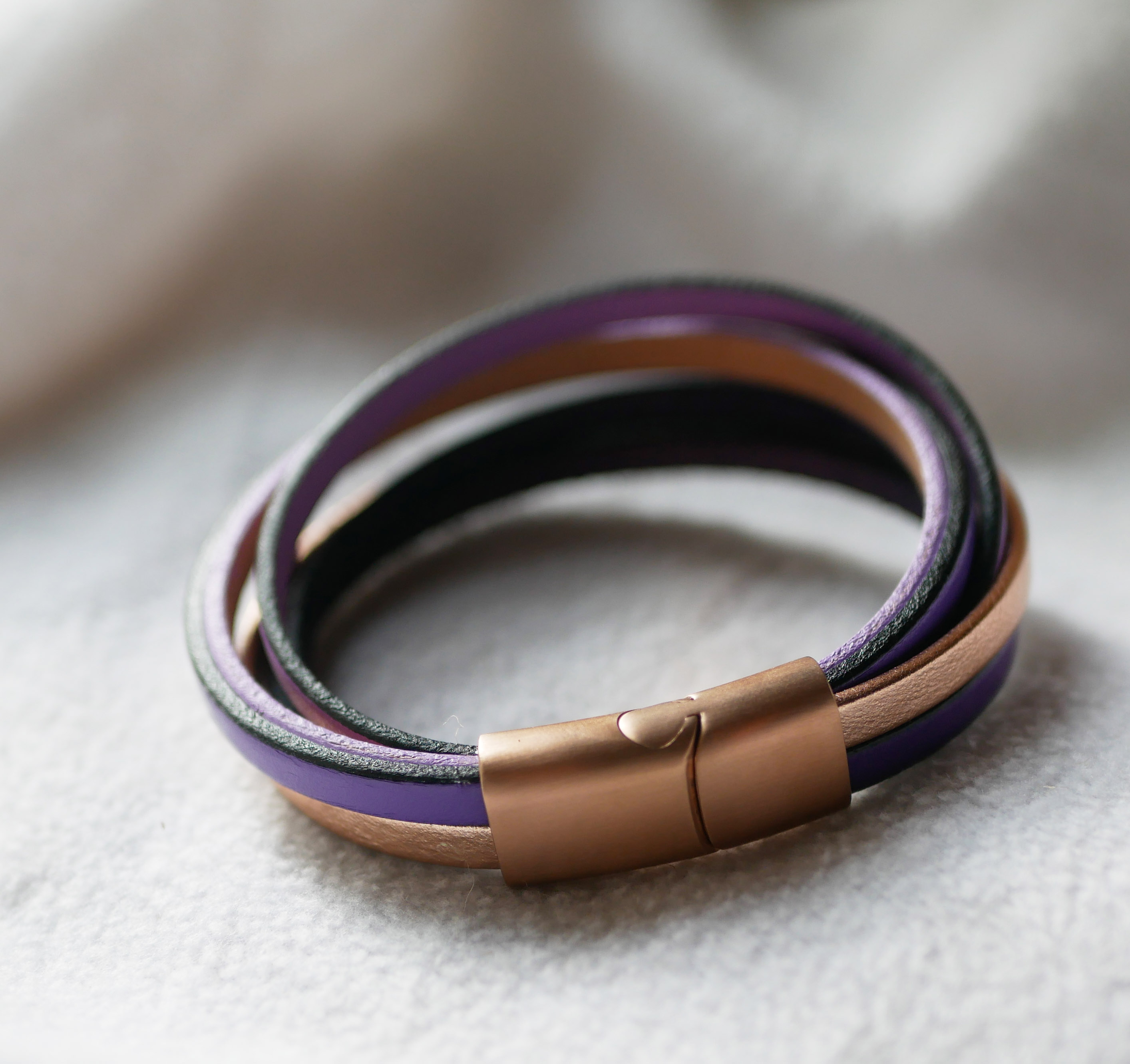 Manschettarmband i flera läderfärger i nyanser av violett &amp; rosa guld