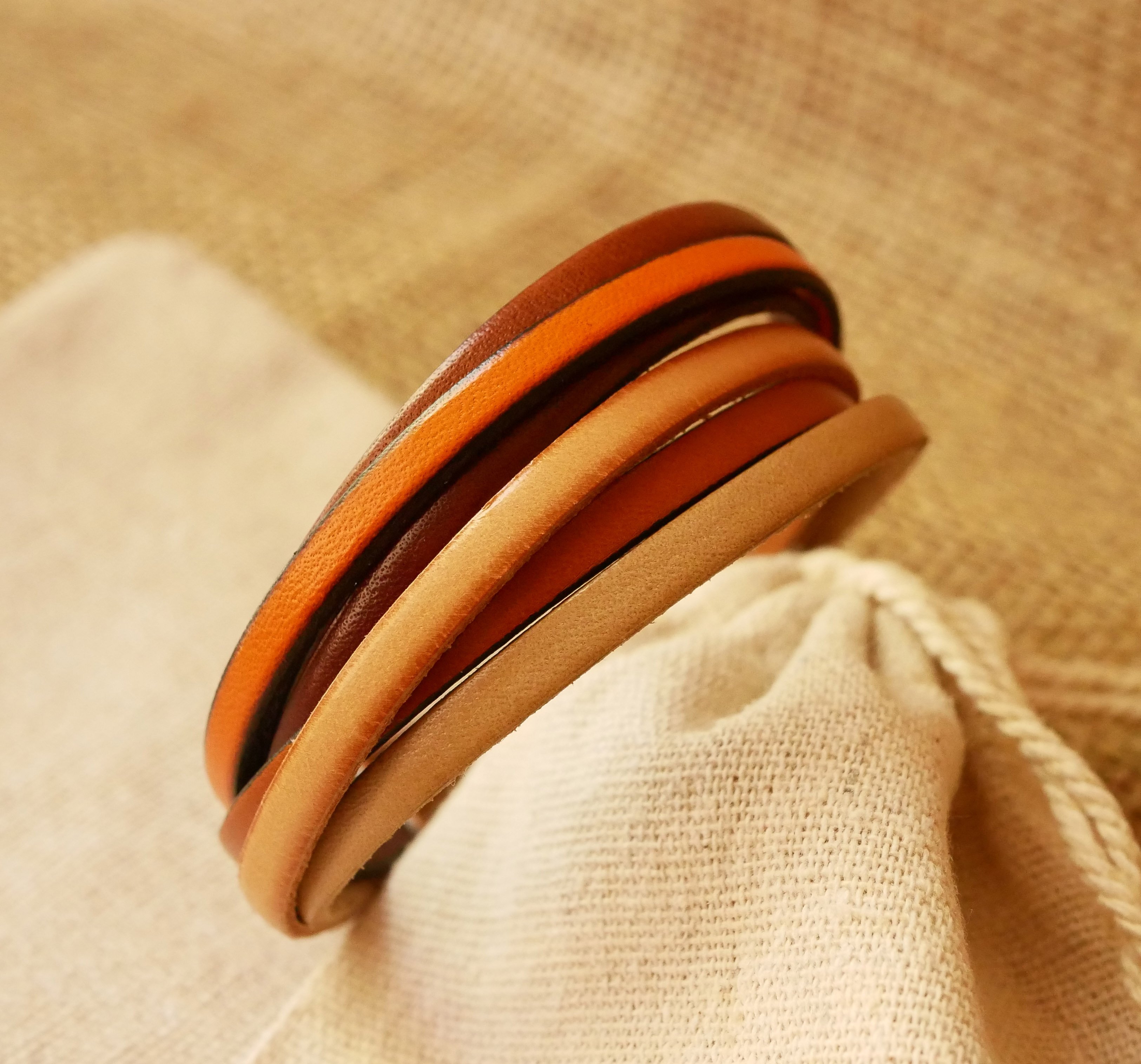 Ockrafärgat armband med manschett i multiläder