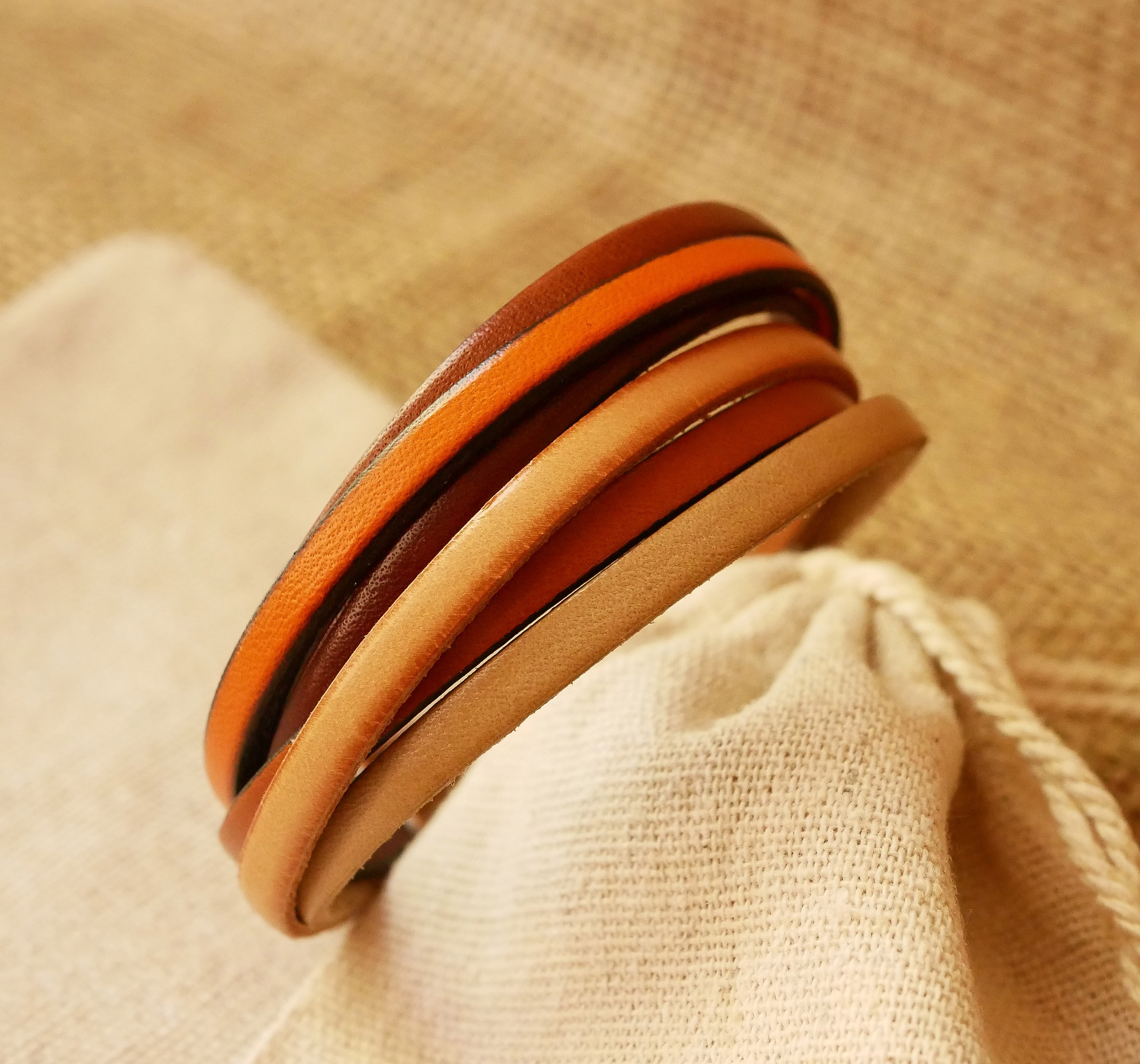 Ockraf&auml;rgat armband med manschett i multil&auml;der