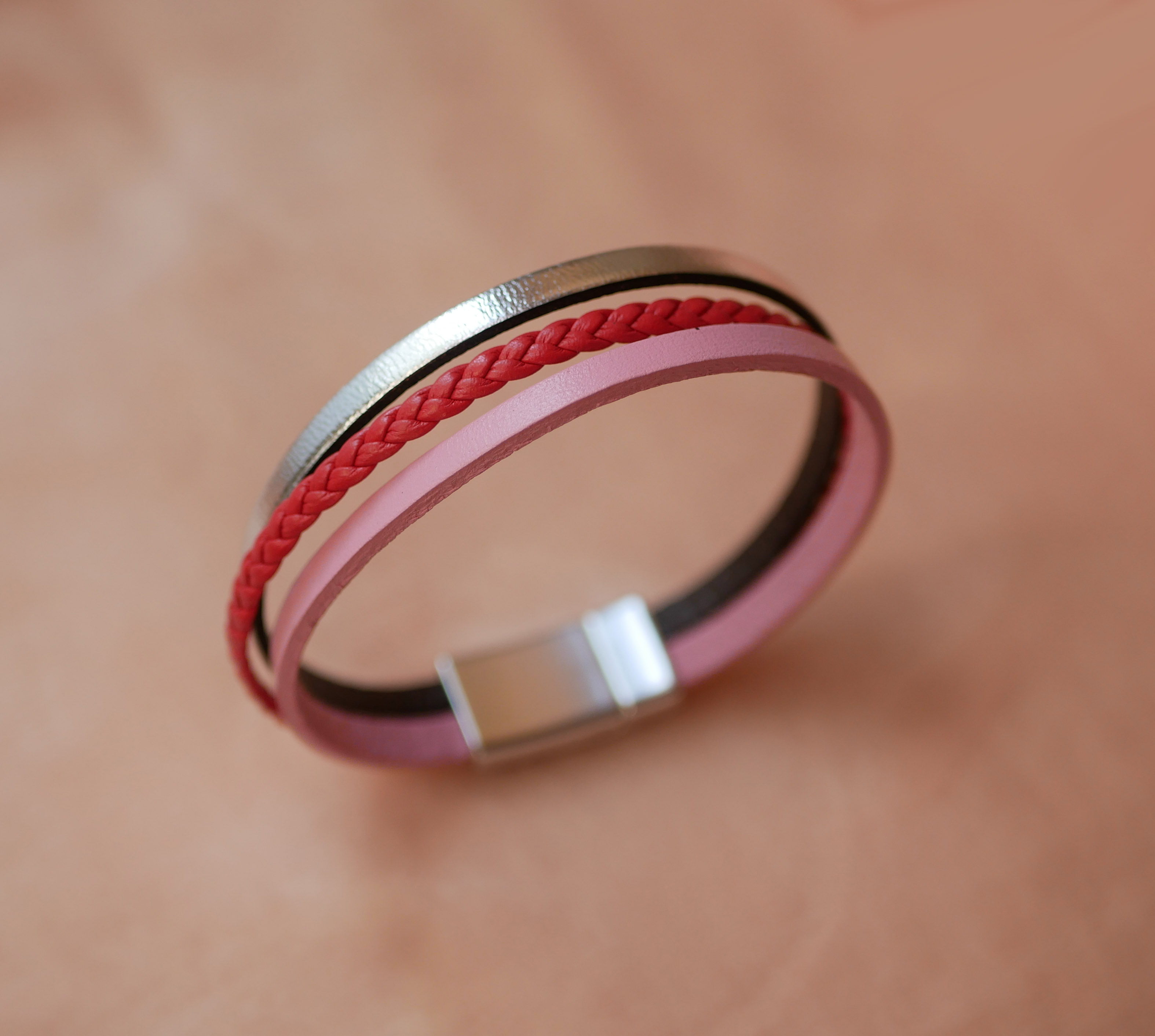 Manschettarmband i korallrött och silverfärgat läder och rosa multiläder
