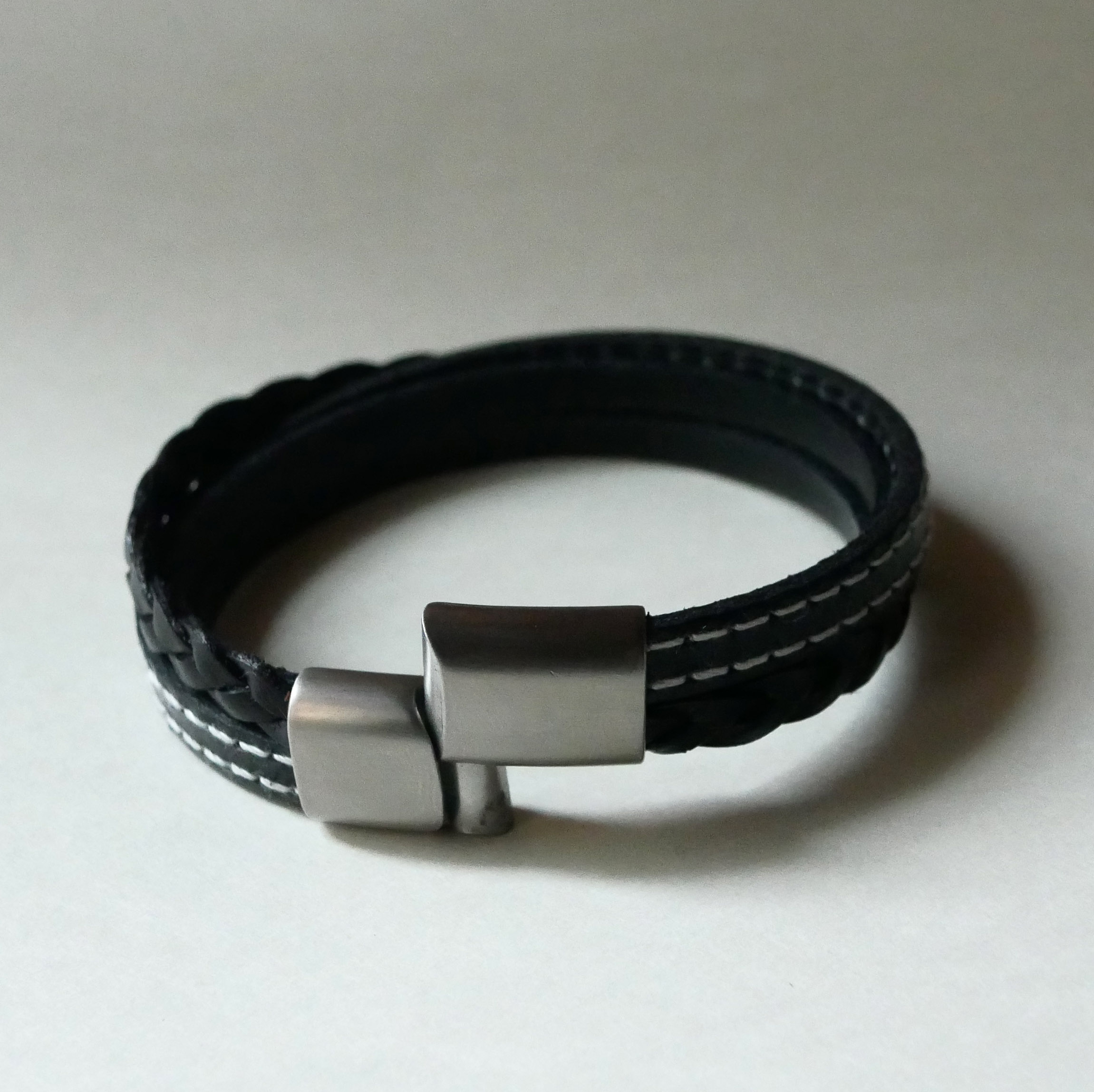 Manschettarmband i svart multiläder för män