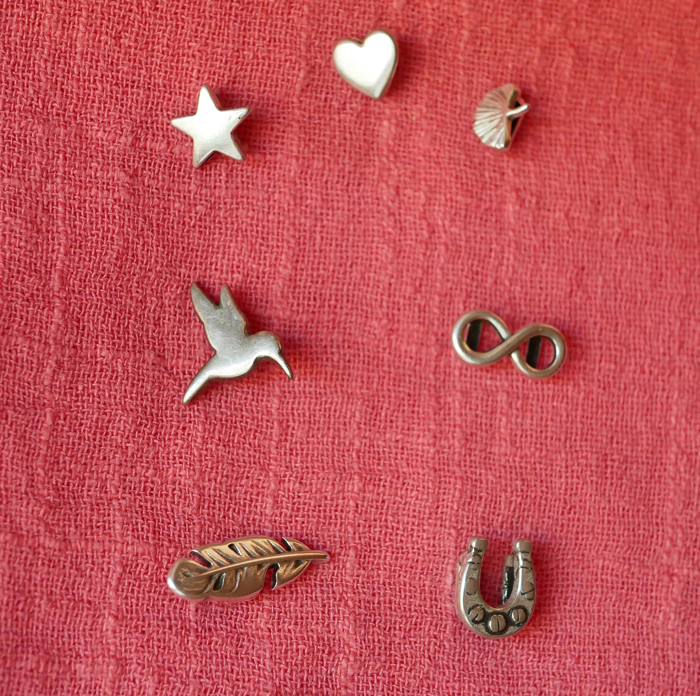 Manschettarmband i turkos och brunt multil&auml;der med 2 silverpl&auml;terade &ouml;glor