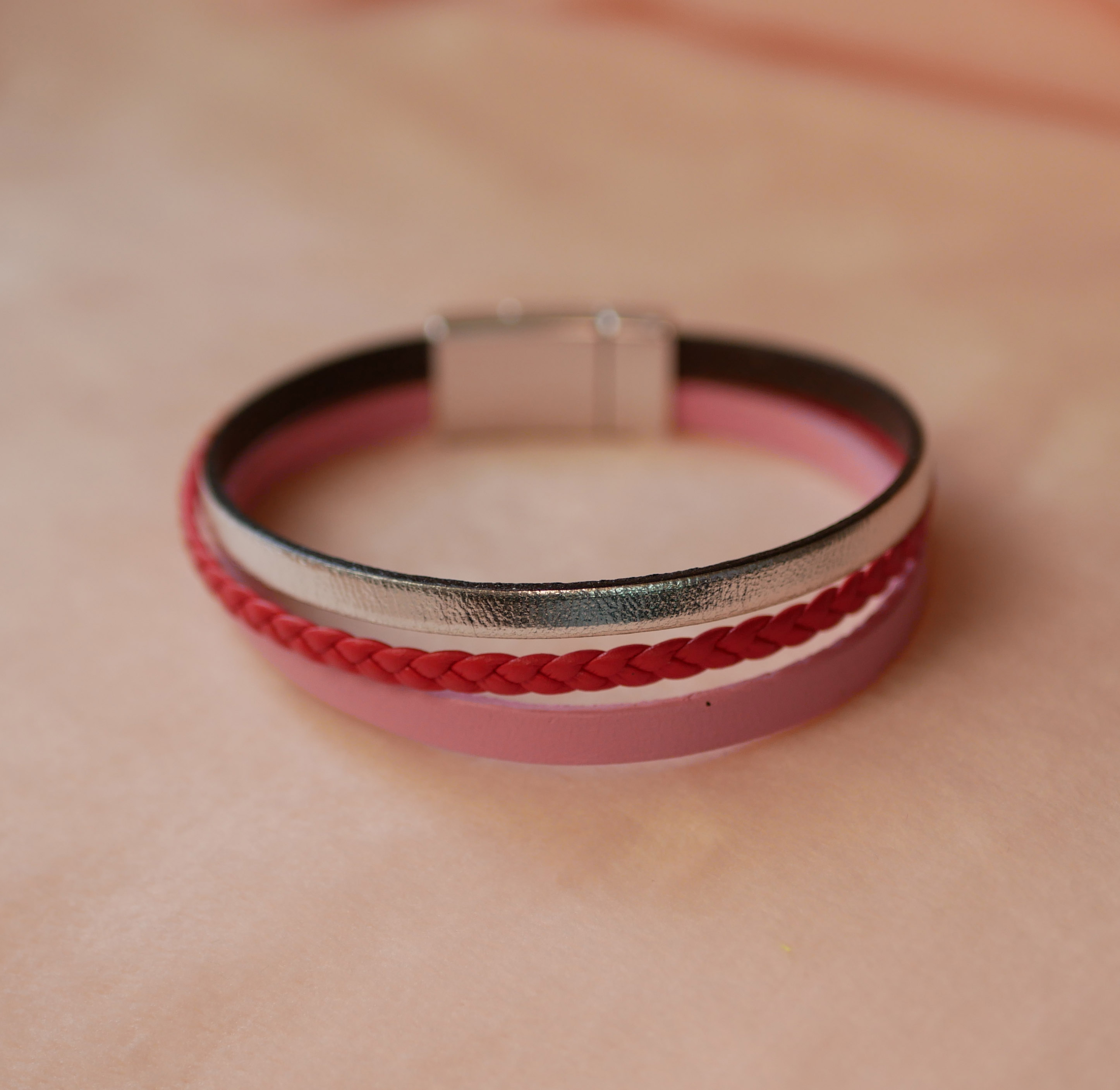 Manschettarmband i korallrött och silverfärgat läder och rosa multiläder