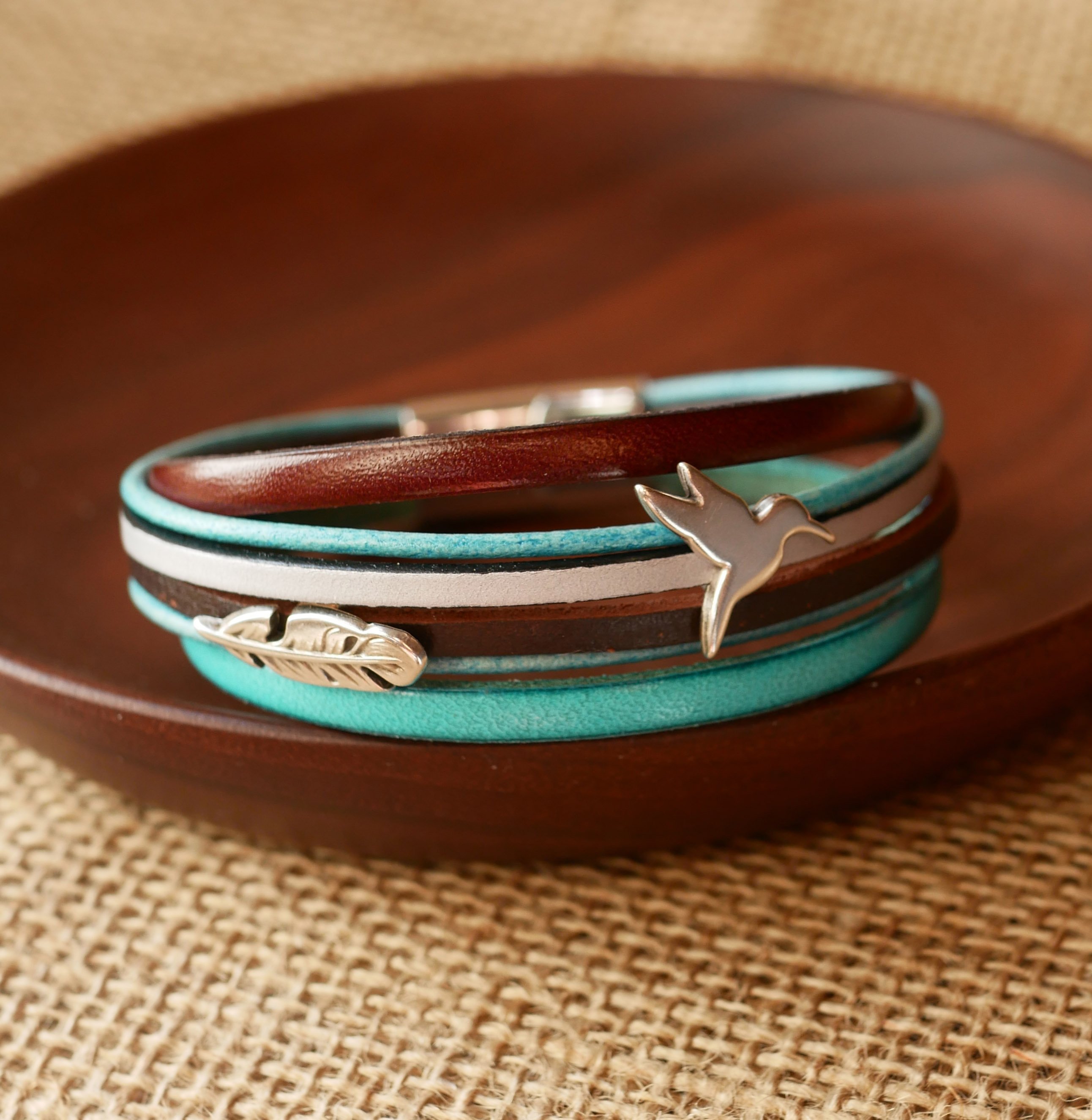 Manschettarmband i turkos och brunt multiläder med 2 silverpläterade öglor