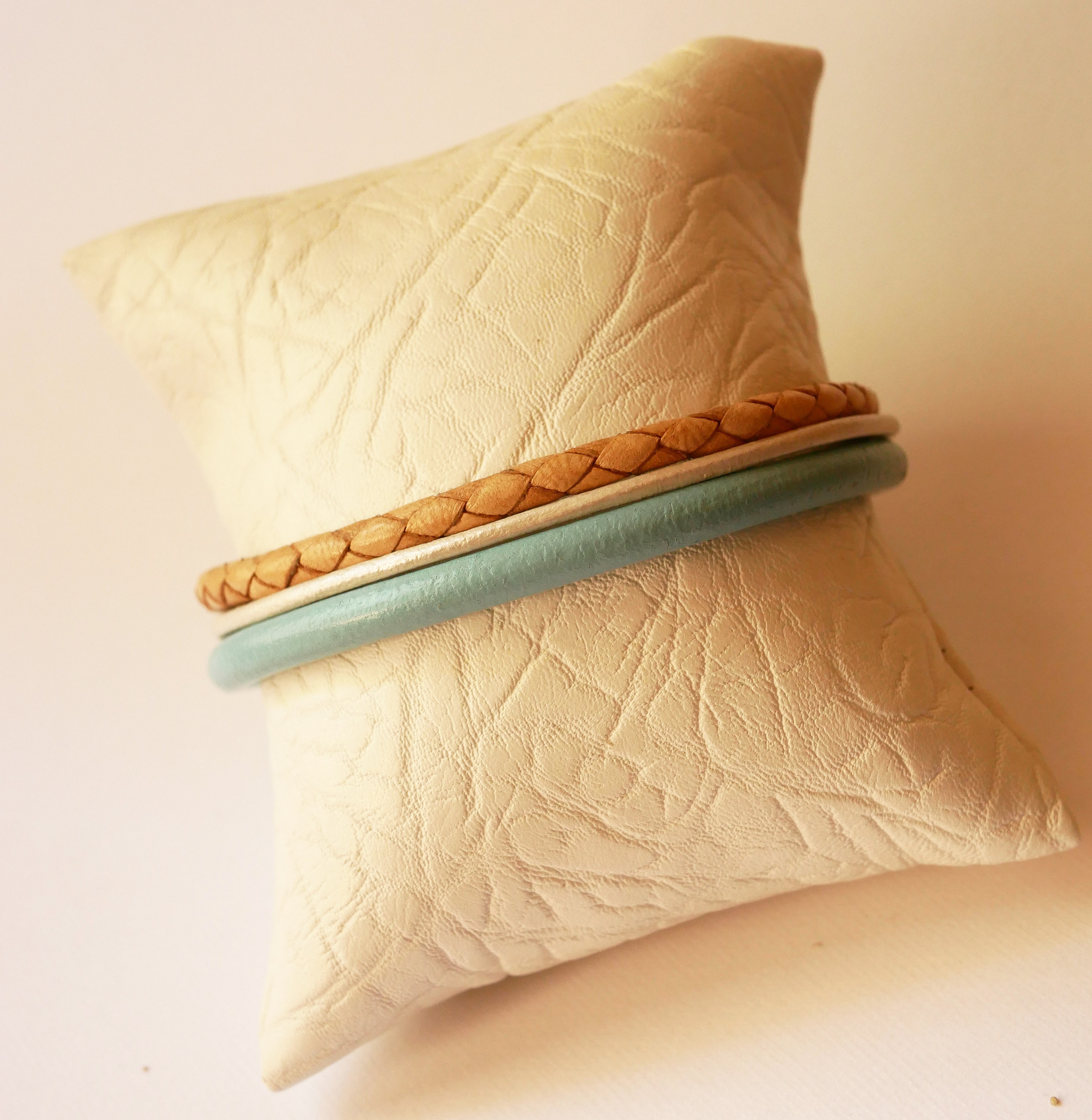 Manschettarmband i beige och turkos med flera l&auml;derdetaljer