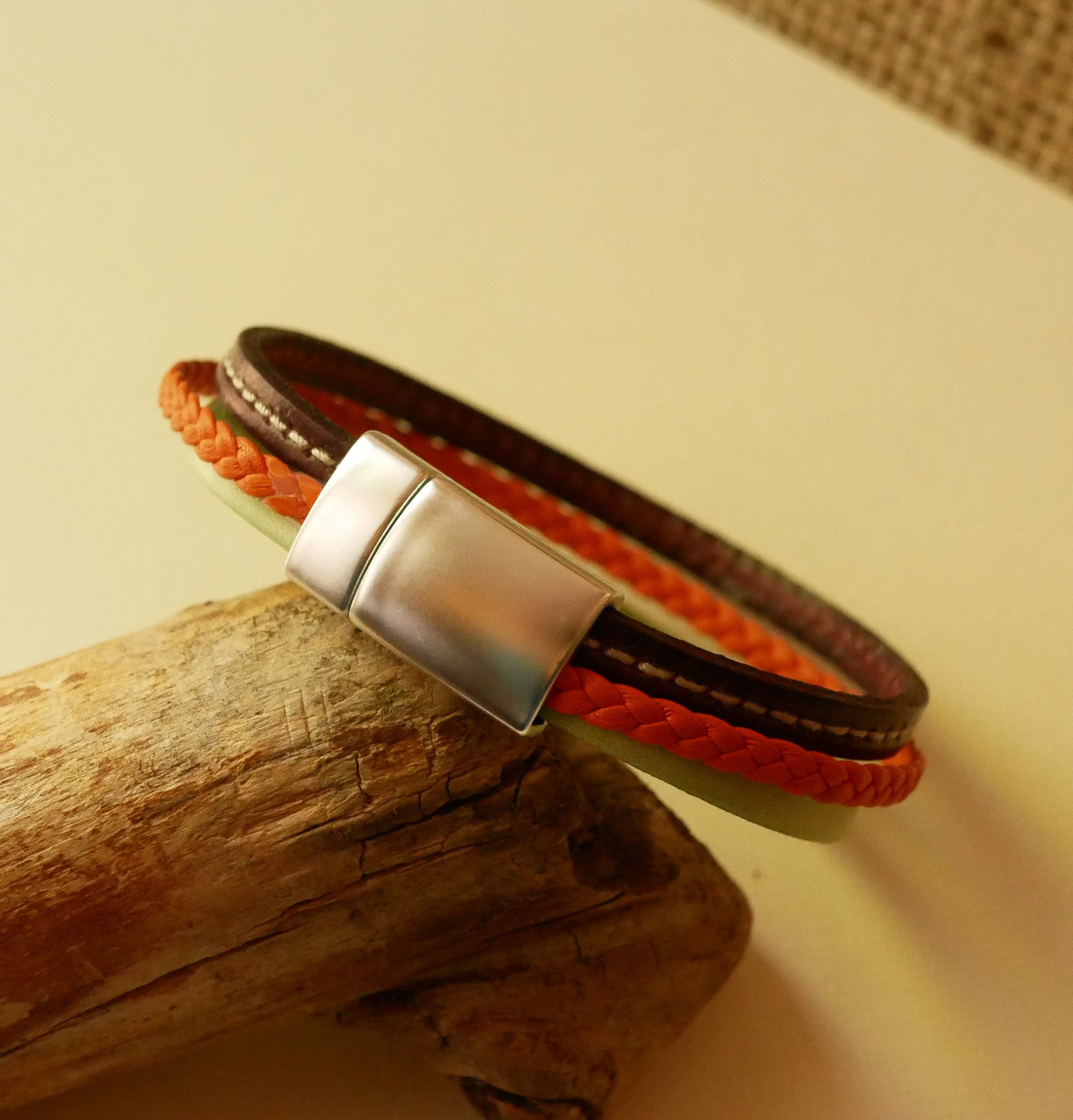Manschettarmband i flera läder med mandel, orange flätor och Bordeaux-sömmar