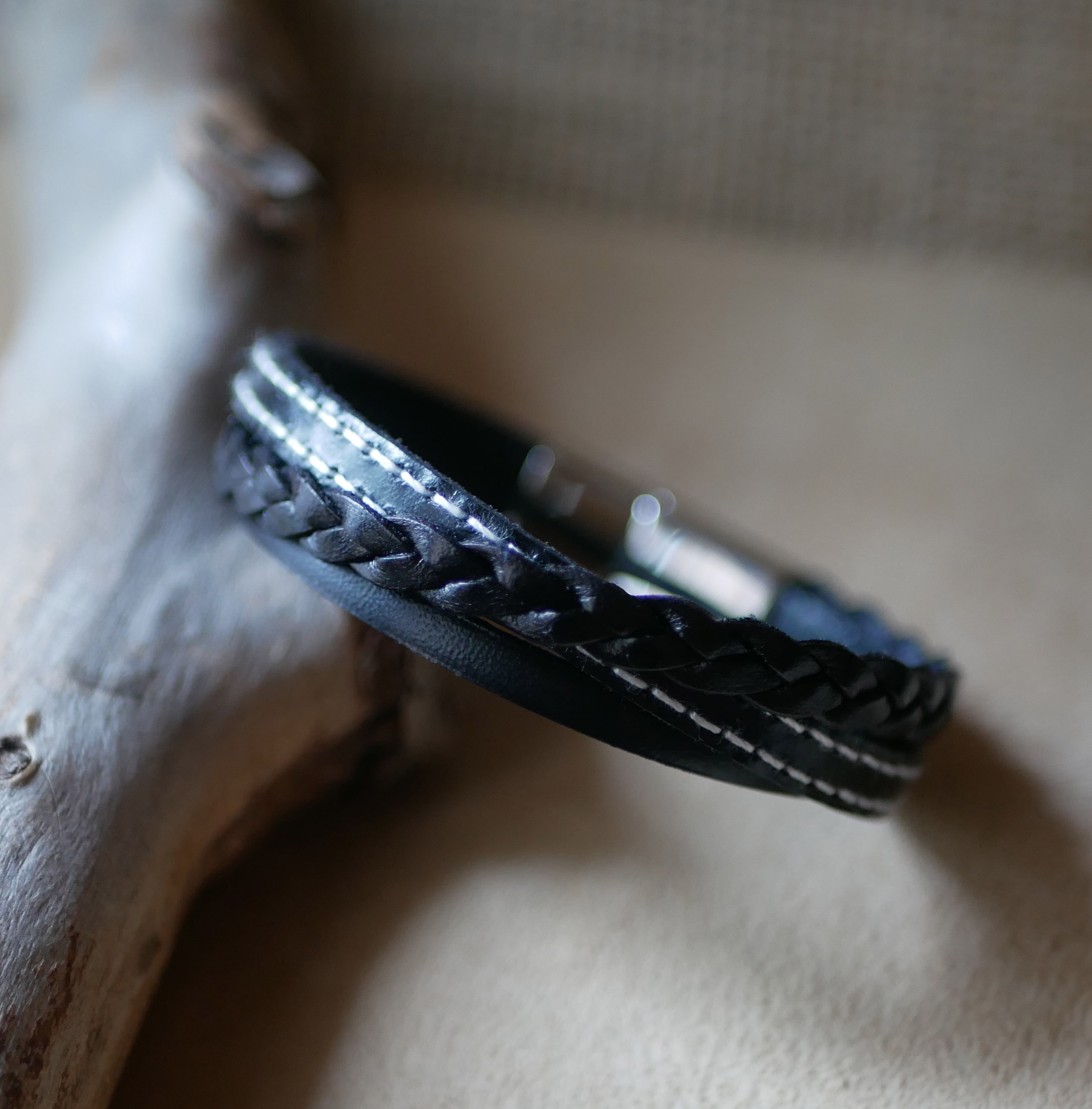 Manschettarmband i svart multiläder för män
