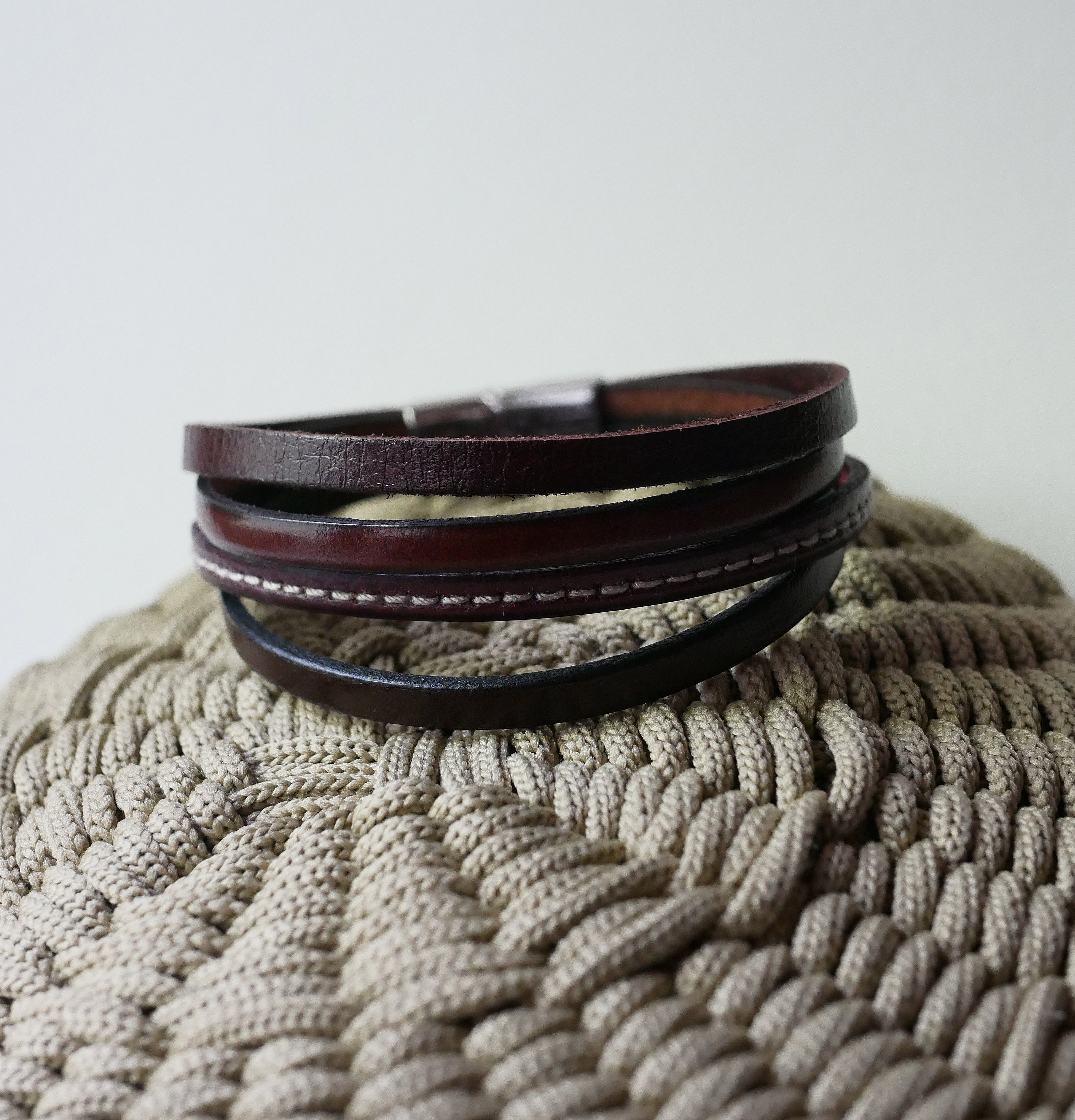 Manschettarmband i brunt l&auml;der f&ouml;r m&auml;n