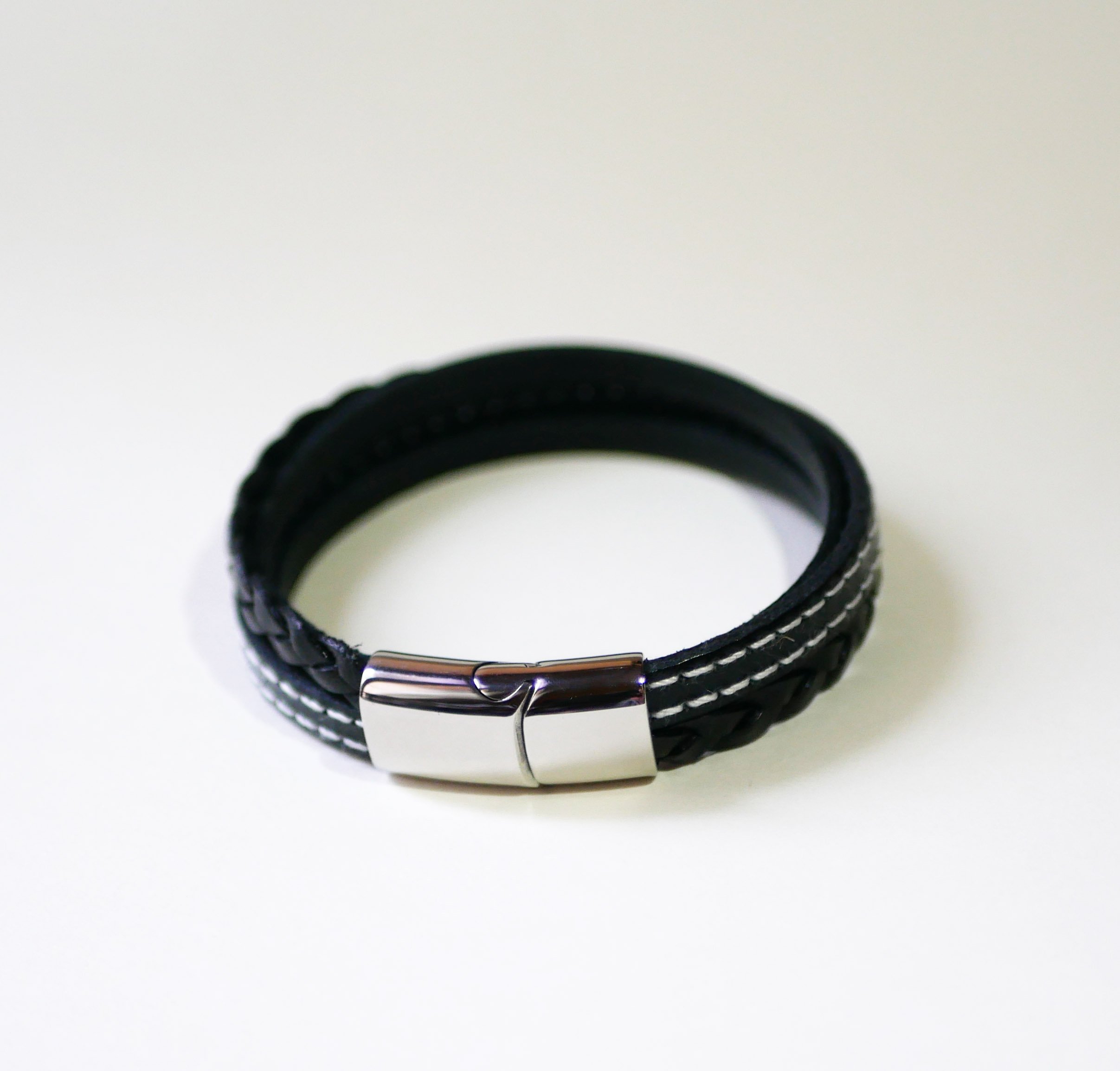 Manschettarmband i svart multiläder för män
