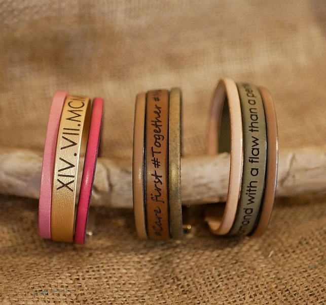 Bracelet manchette &agrave; personnaliser couleurs des cuirs et message grav&eacute;