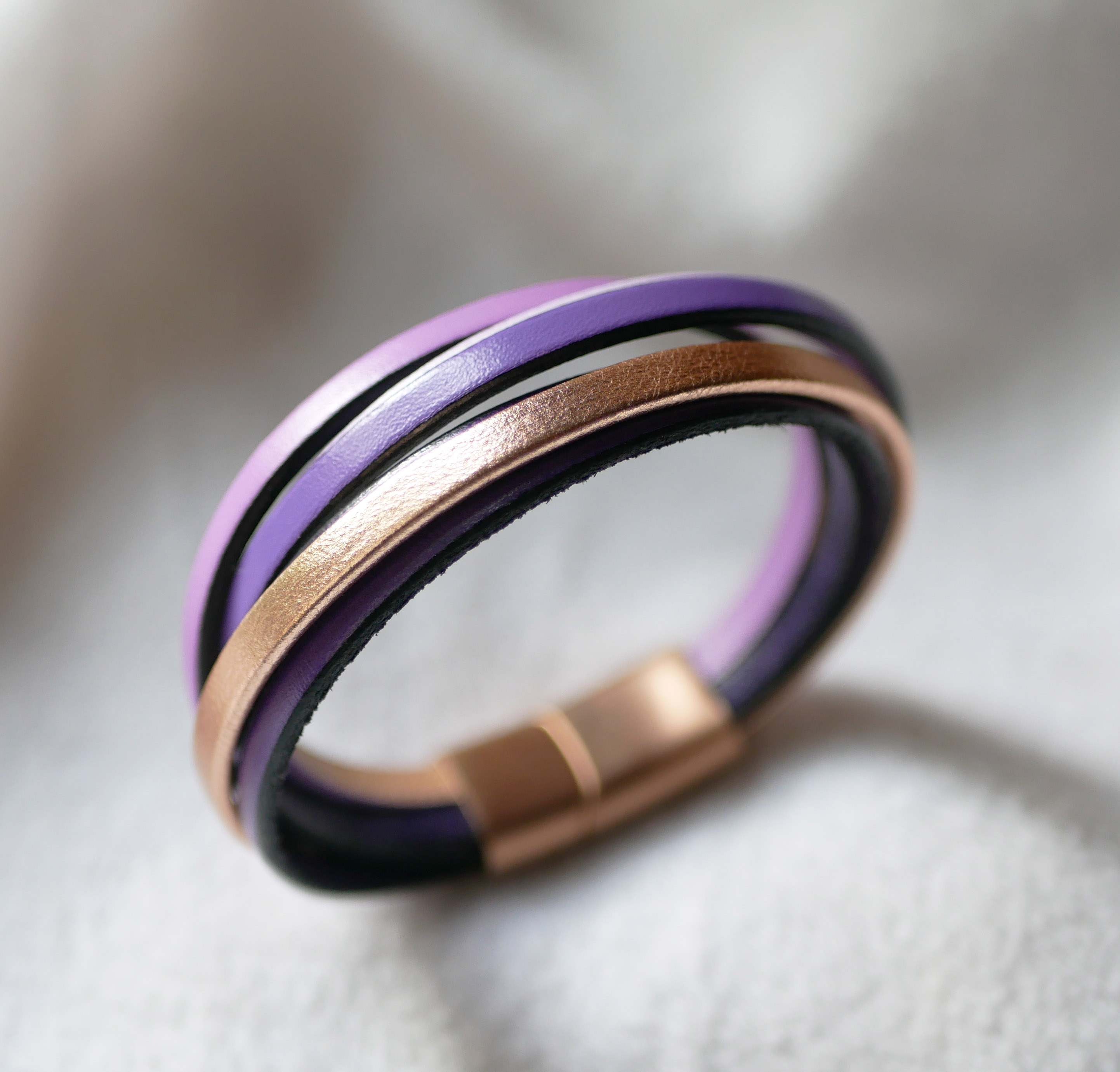 Manschettarmband i flera läderfärger i nyanser av violett &amp; rosa guld