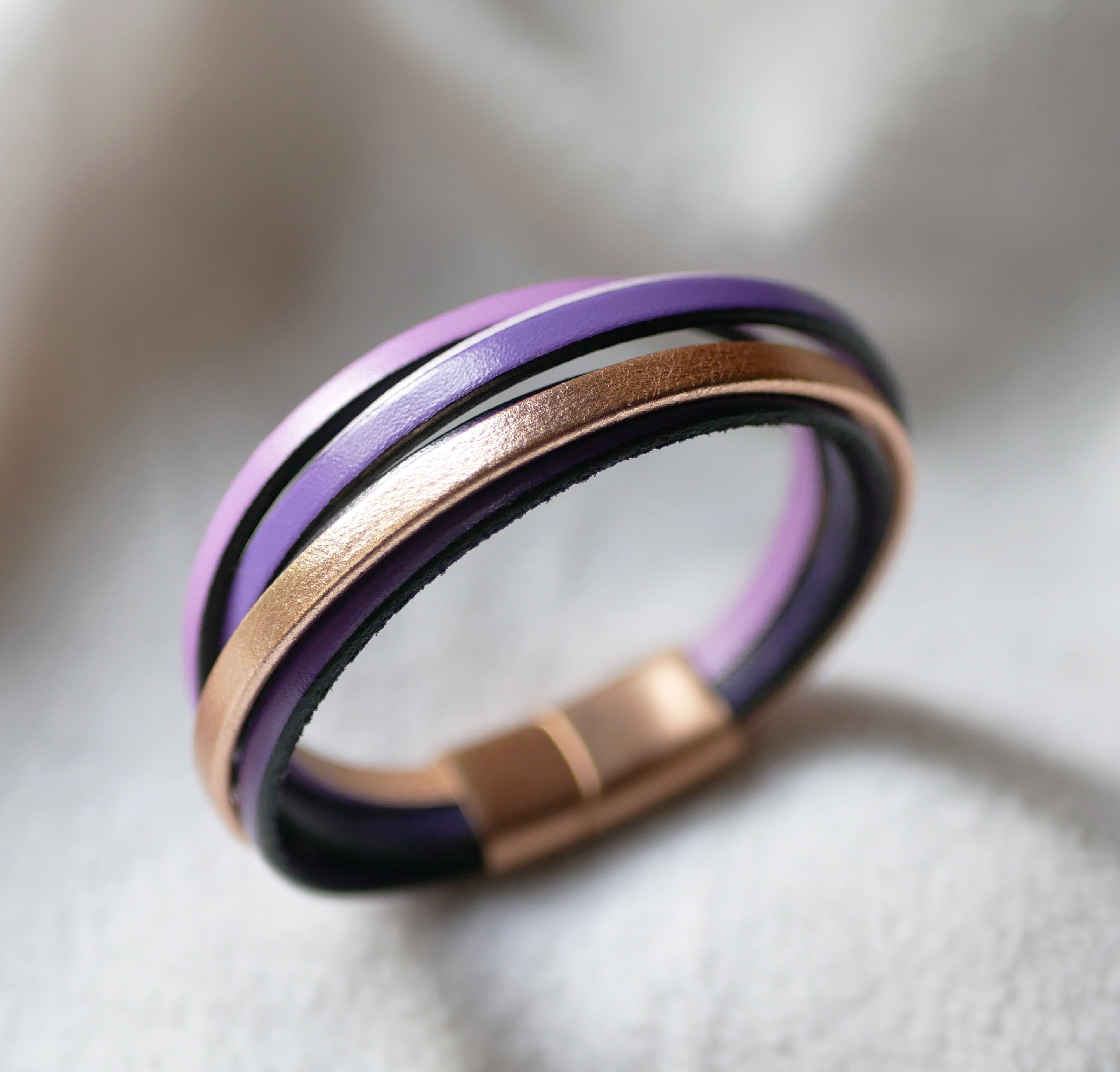 Manschettarmband i flera läderfärger i nyanser av violett &amp; rosa guld