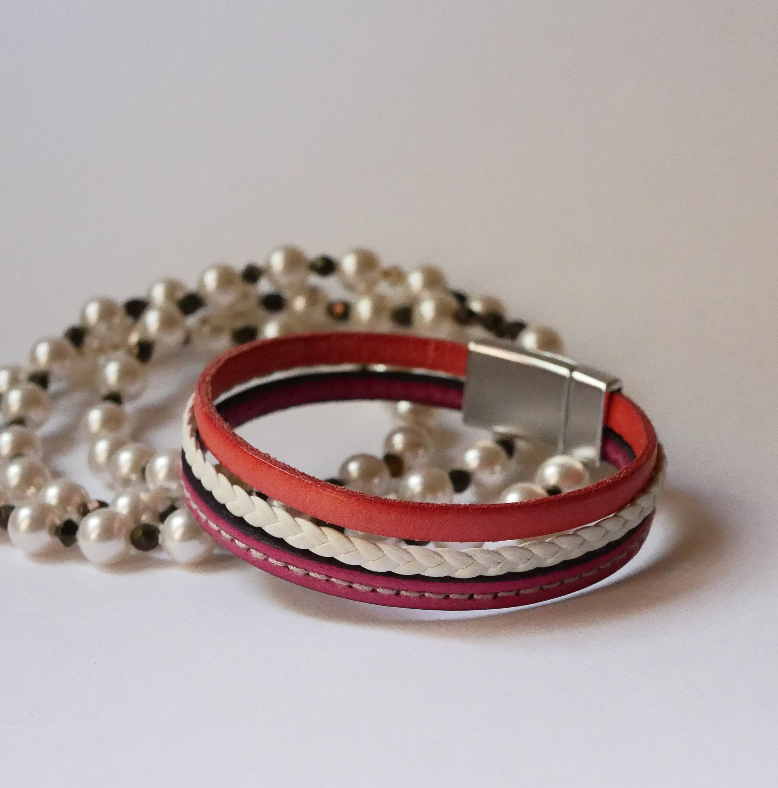 Flätat armband med manschett i läder, vitt och korall