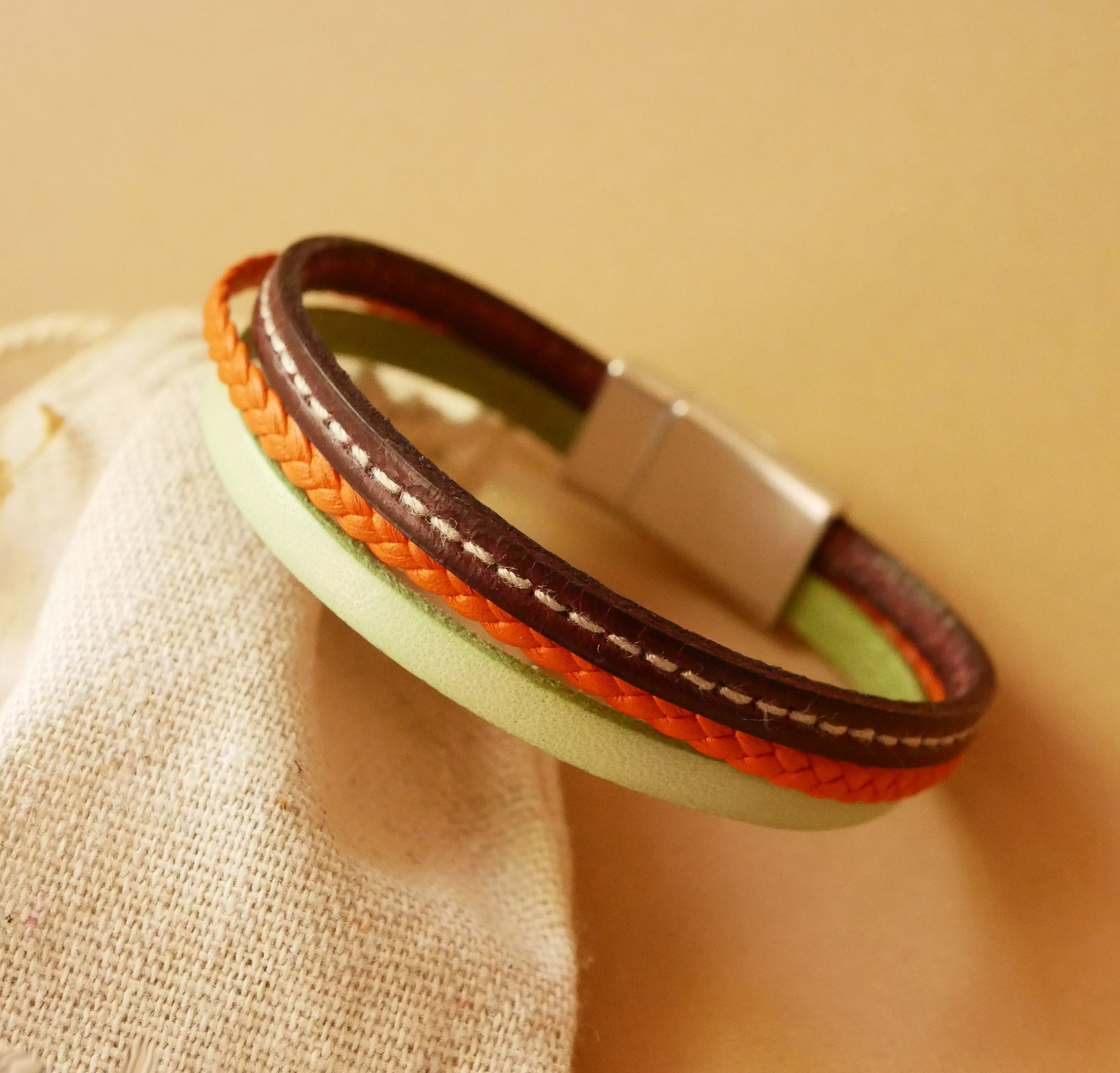 Manschettarmband i flera läder med mandel, orange flätor och Bordeaux-sömmar