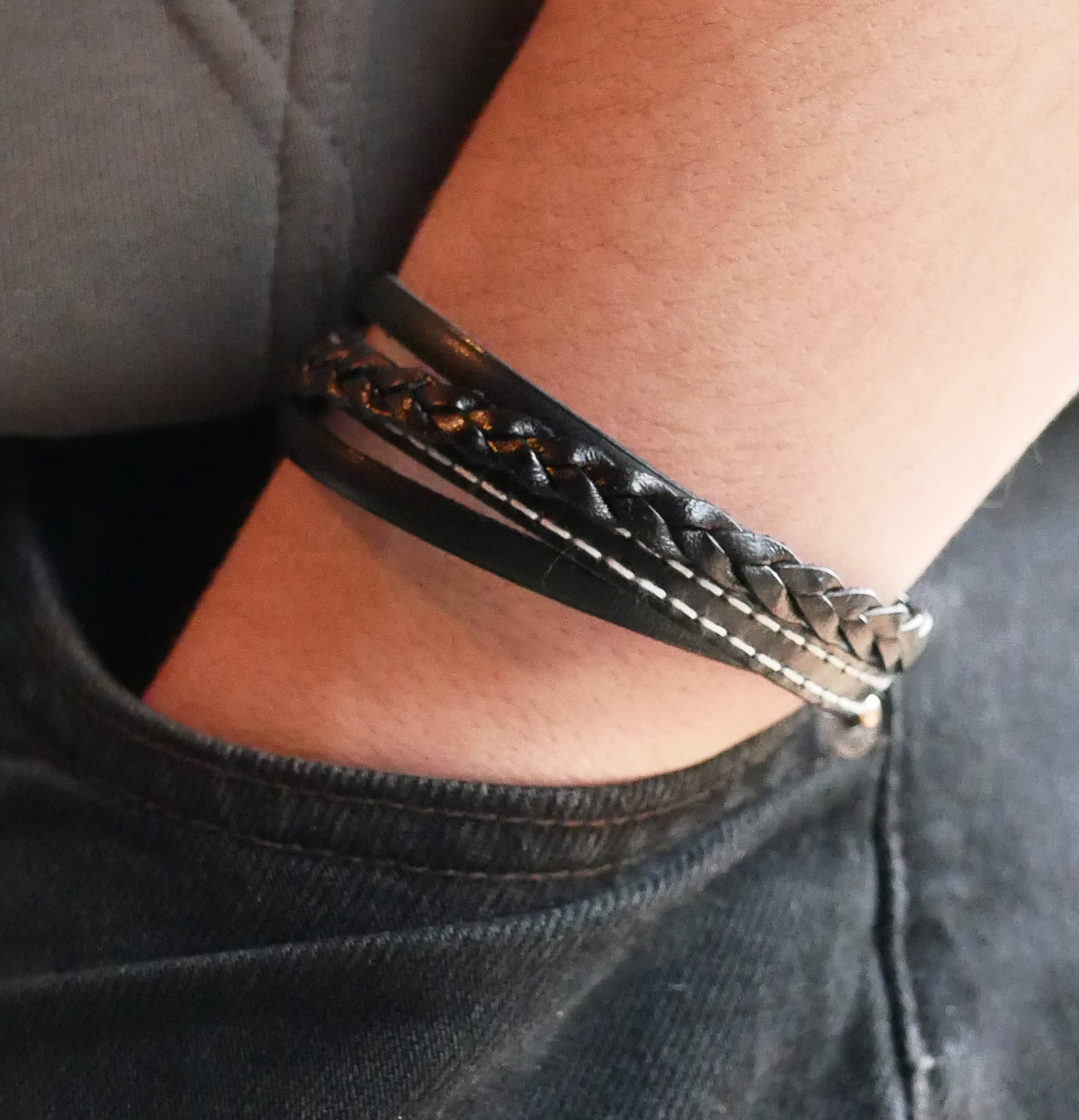 Manschettarmband i svart multiläder för män