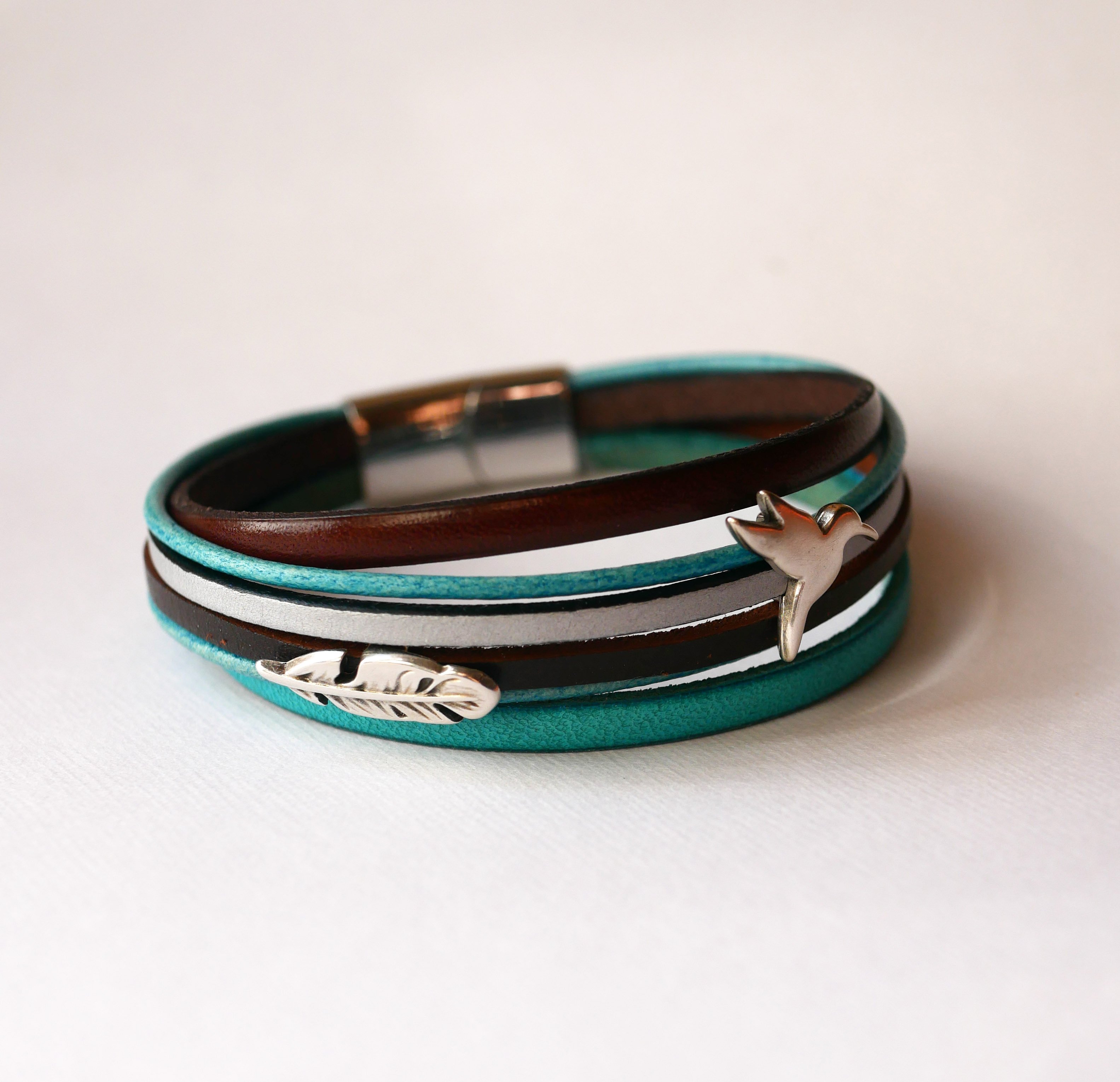Manschettarmband i turkos och brunt multiläder med 2 silverpläterade öglor