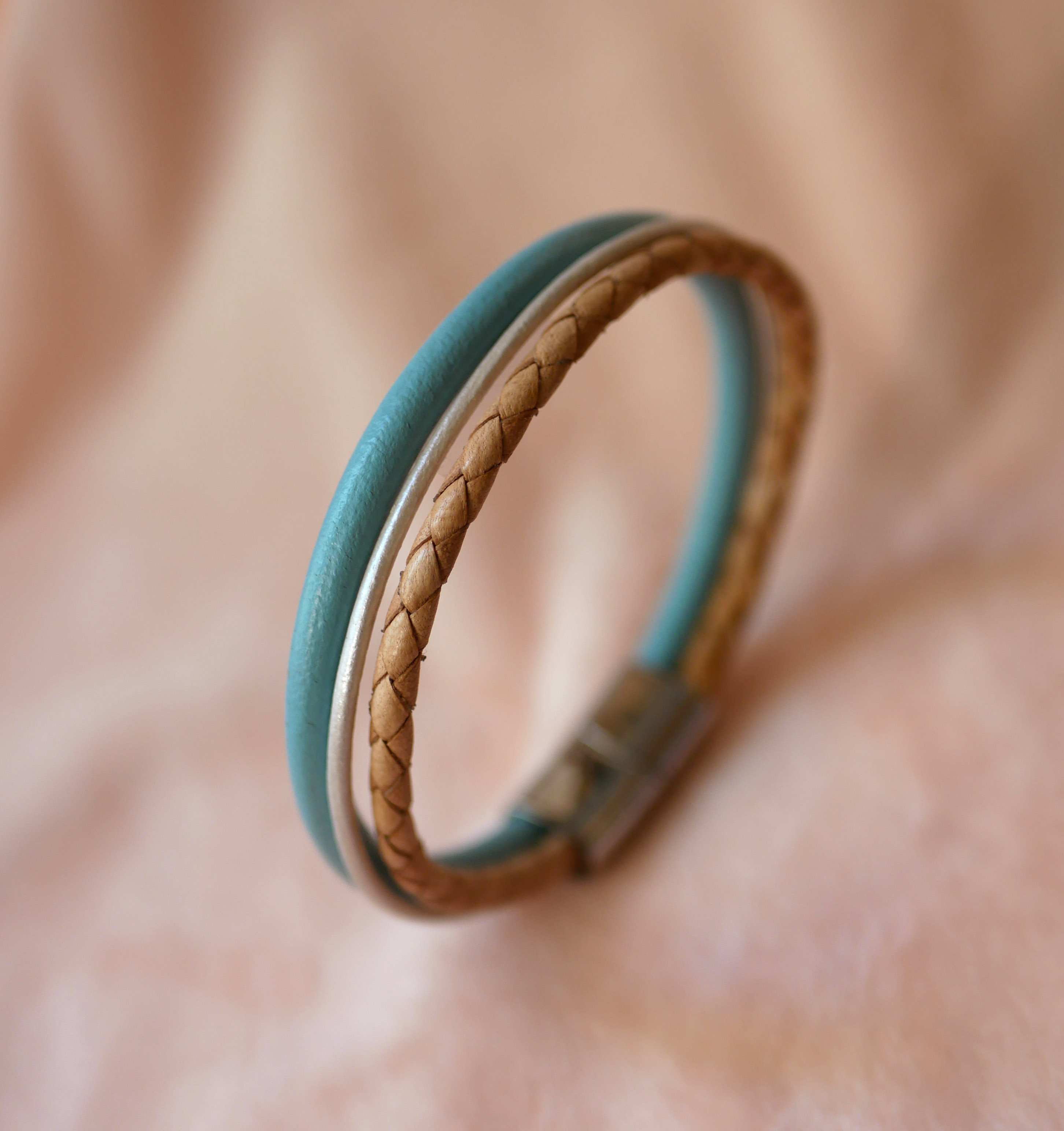 Manschettarmband i beige och turkos med flera läderdetaljer