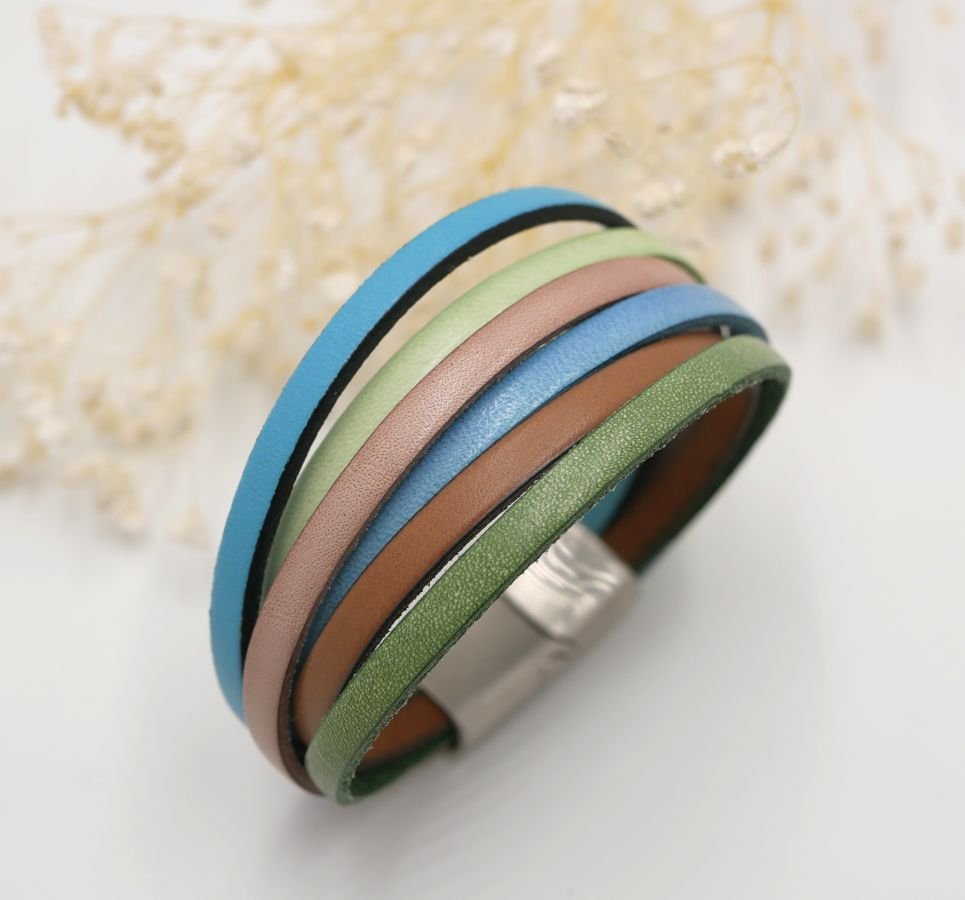 Manschettarmband i pastellfärger i flera läder