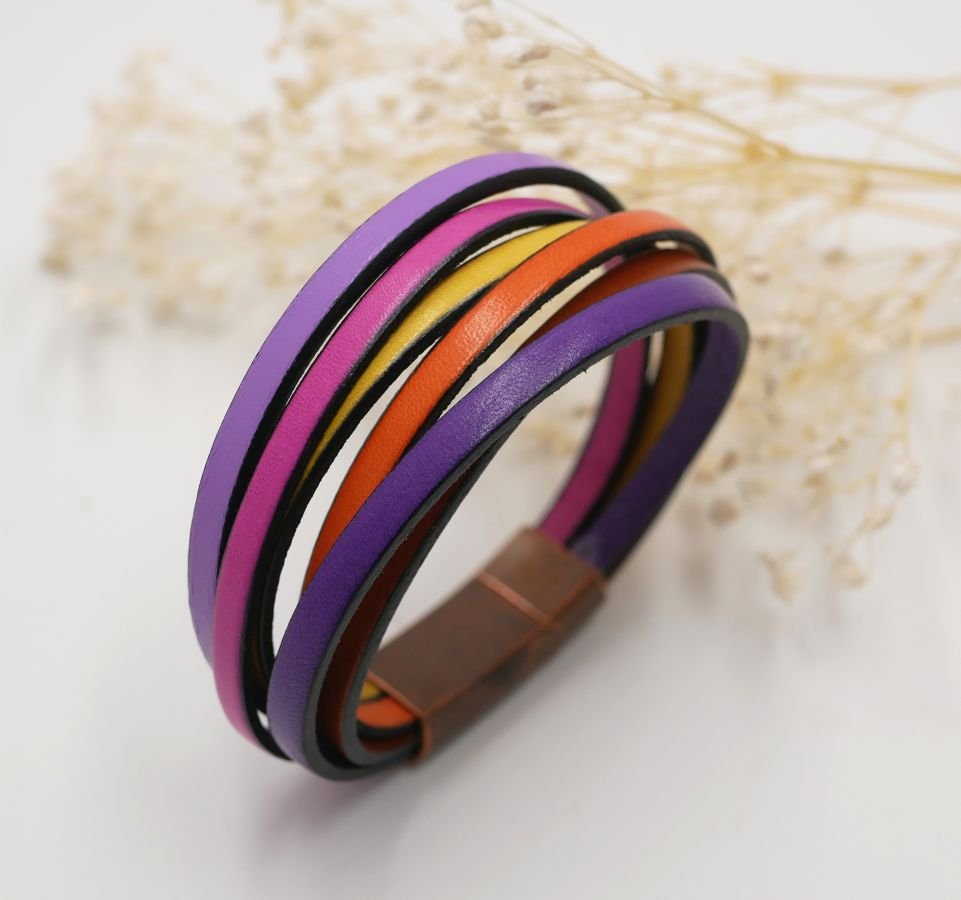 Manschettarmband i flera läderfärger i toniska färger