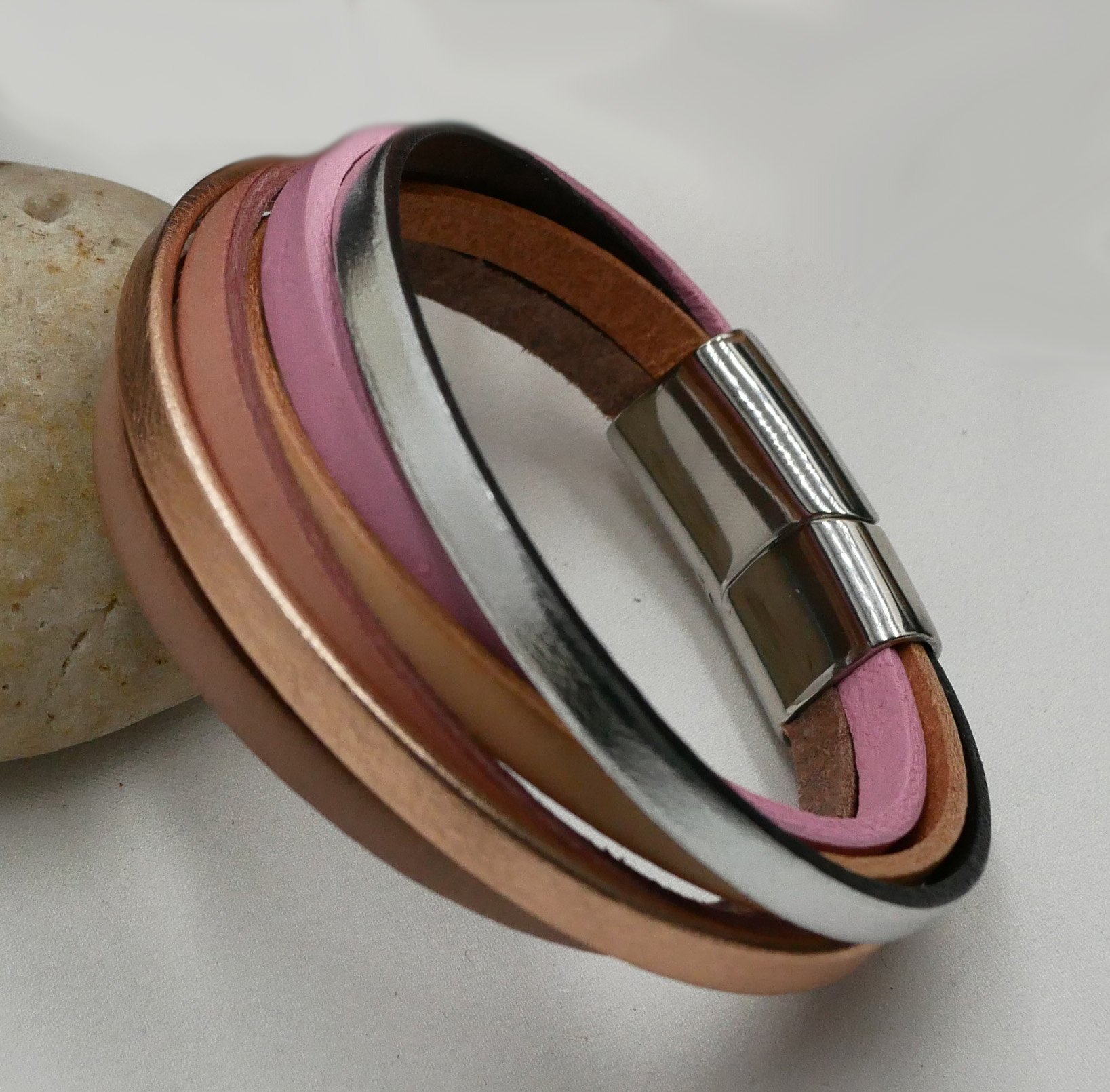 Manschettarmband i flera läder, koppar-persikofärg