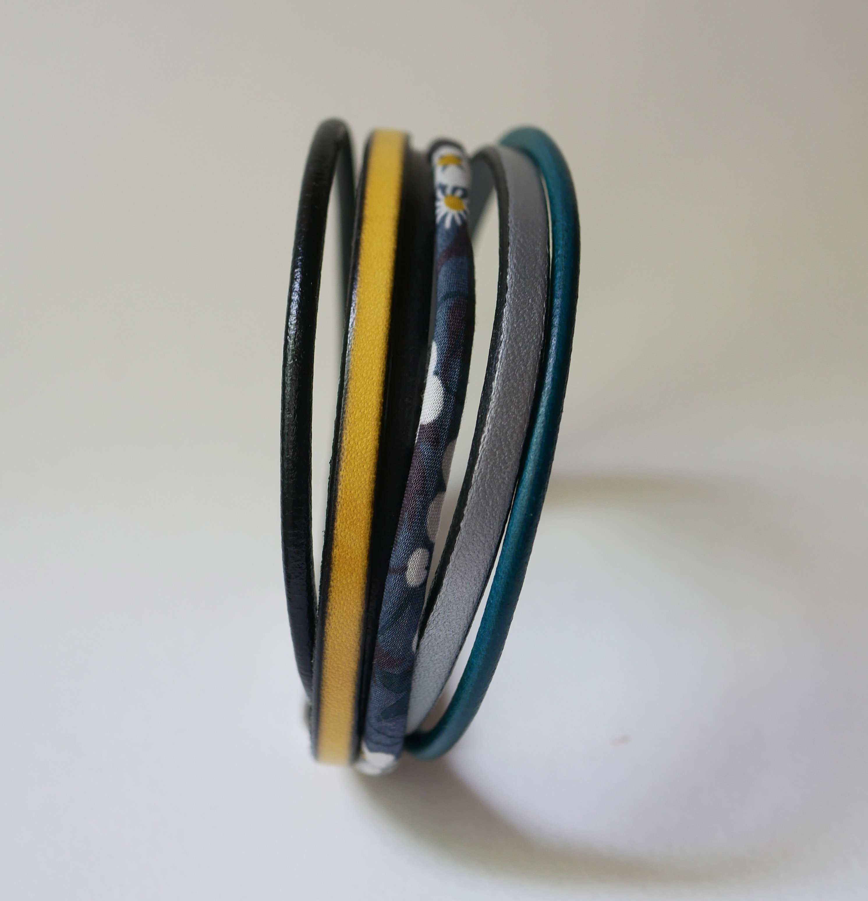 Manschettarmband i läder med flera rader och antracitgrå Liberty cord
