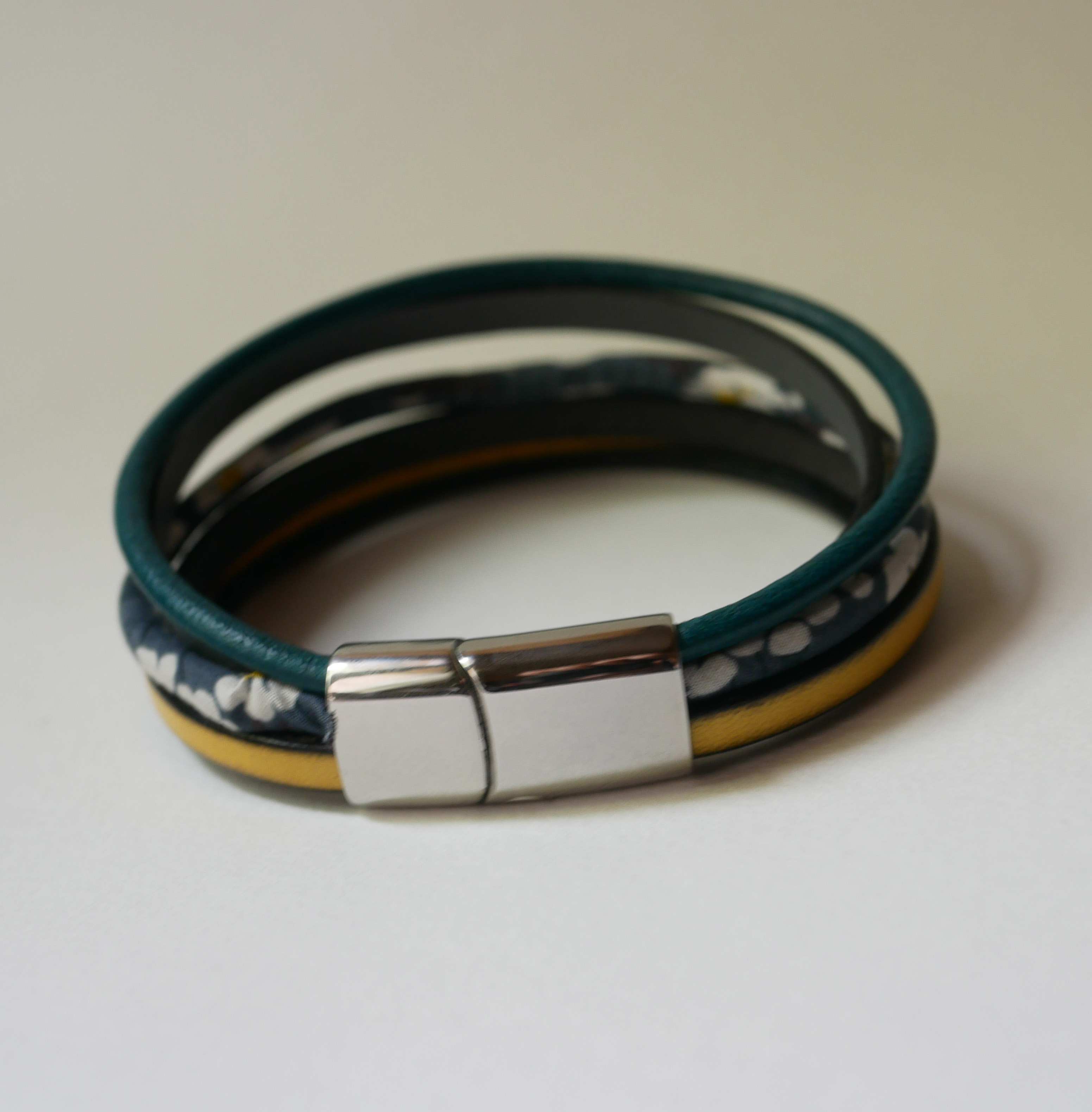 Manschettarmband i läder med flera rader och antracitgrå Liberty cord