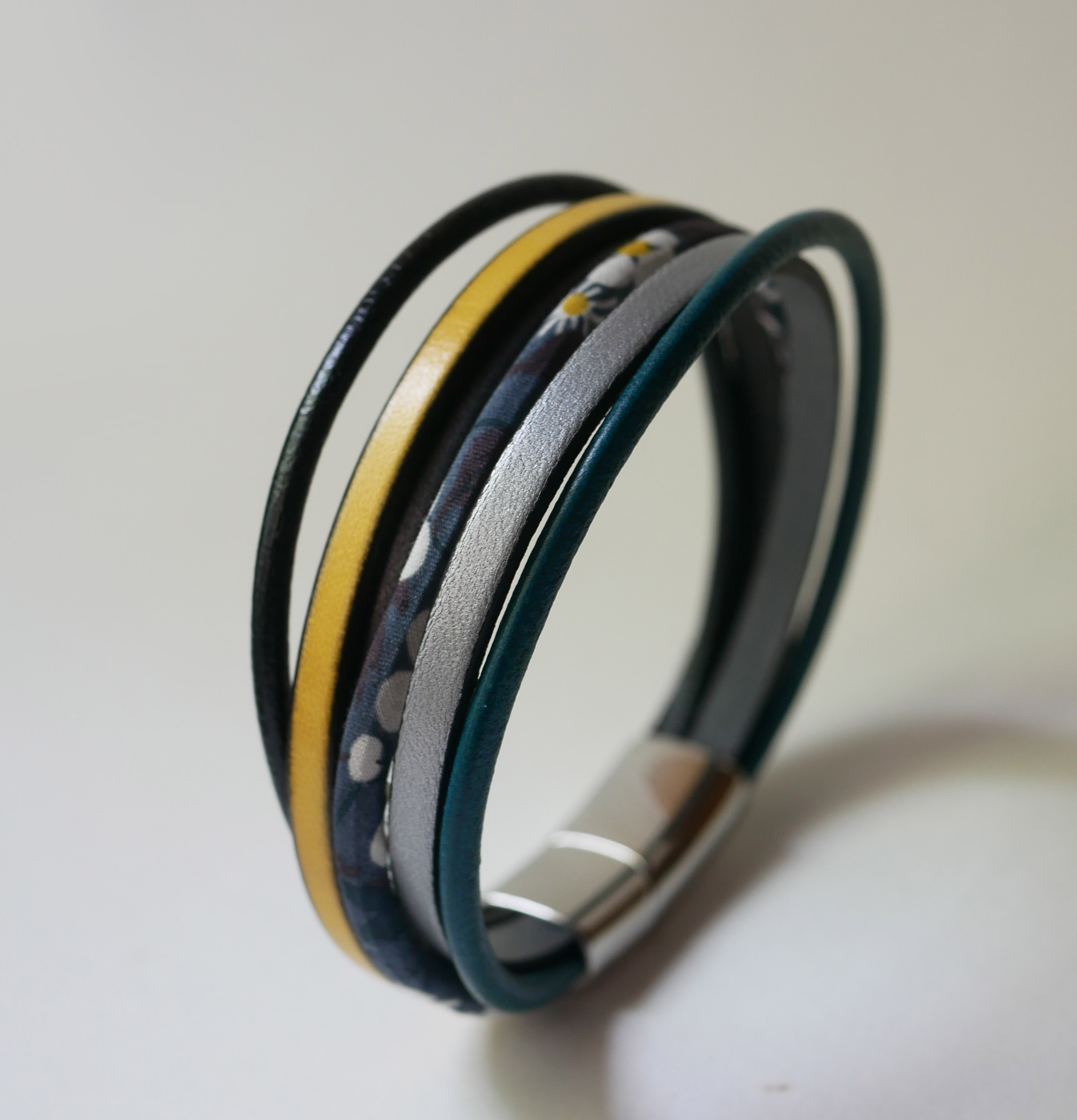 Manschettarmband i läder med flera rader och antracitgrå Liberty cord