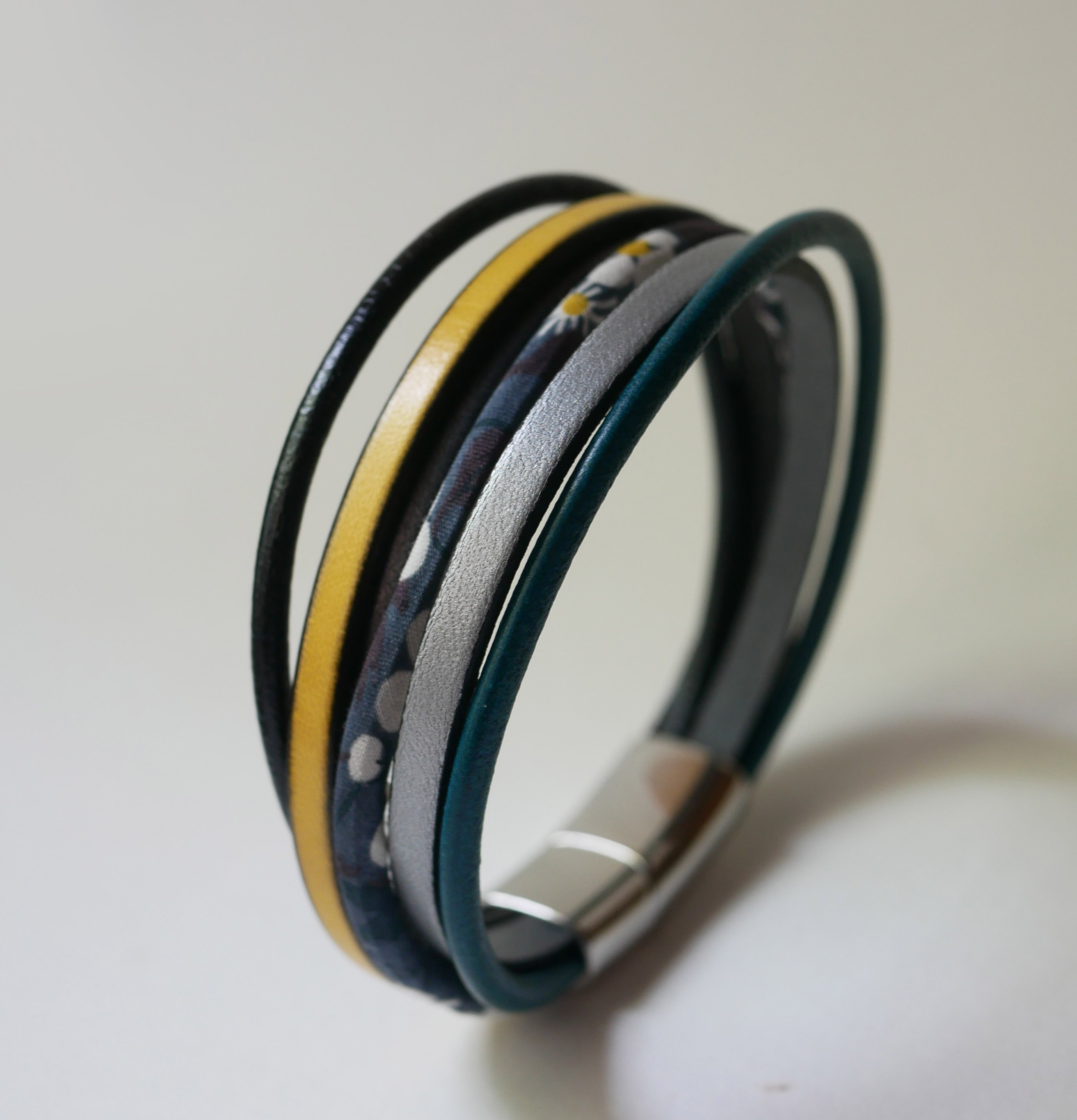 Manschettarmband i läder med flera rader och antracitgrå Liberty cord