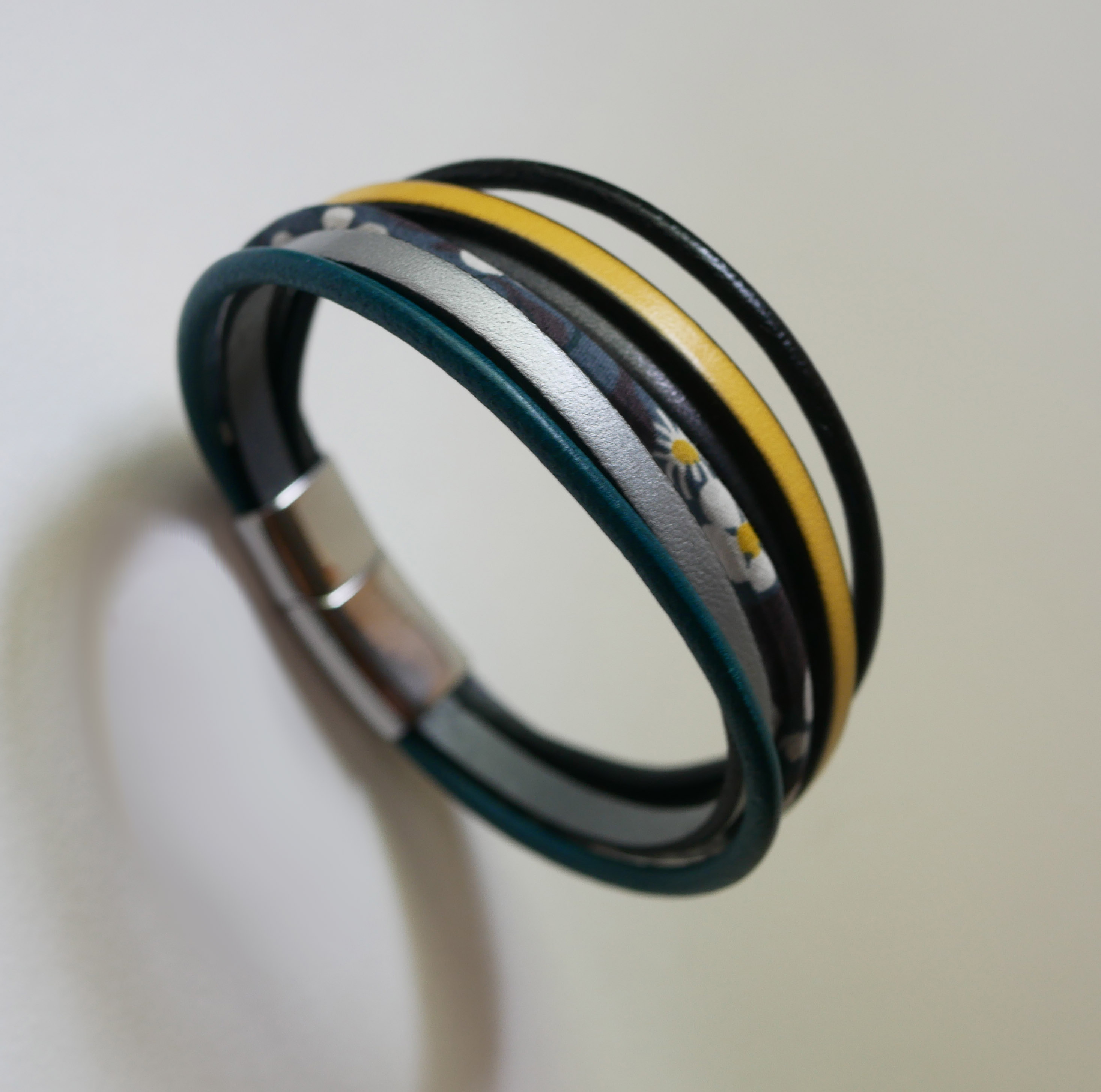 Manschettarmband i läder med flera rader och antracitgrå Liberty cord