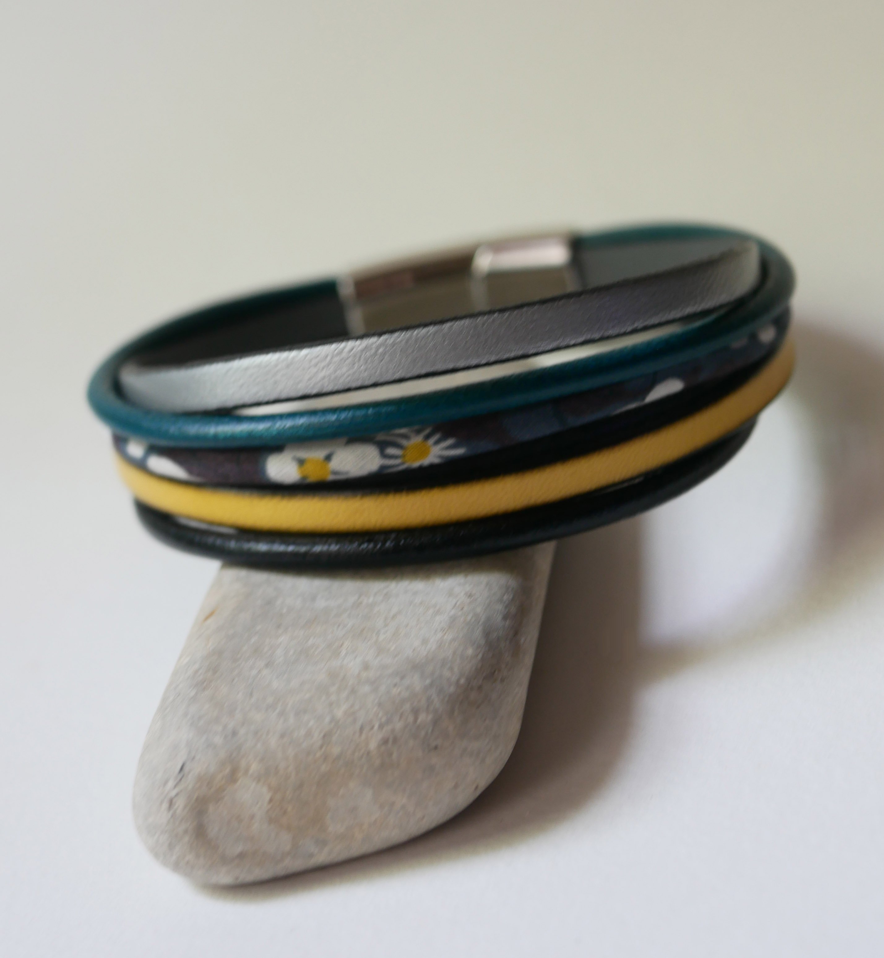 Manschettarmband i läder med flera rader och antracitgrå Liberty cord