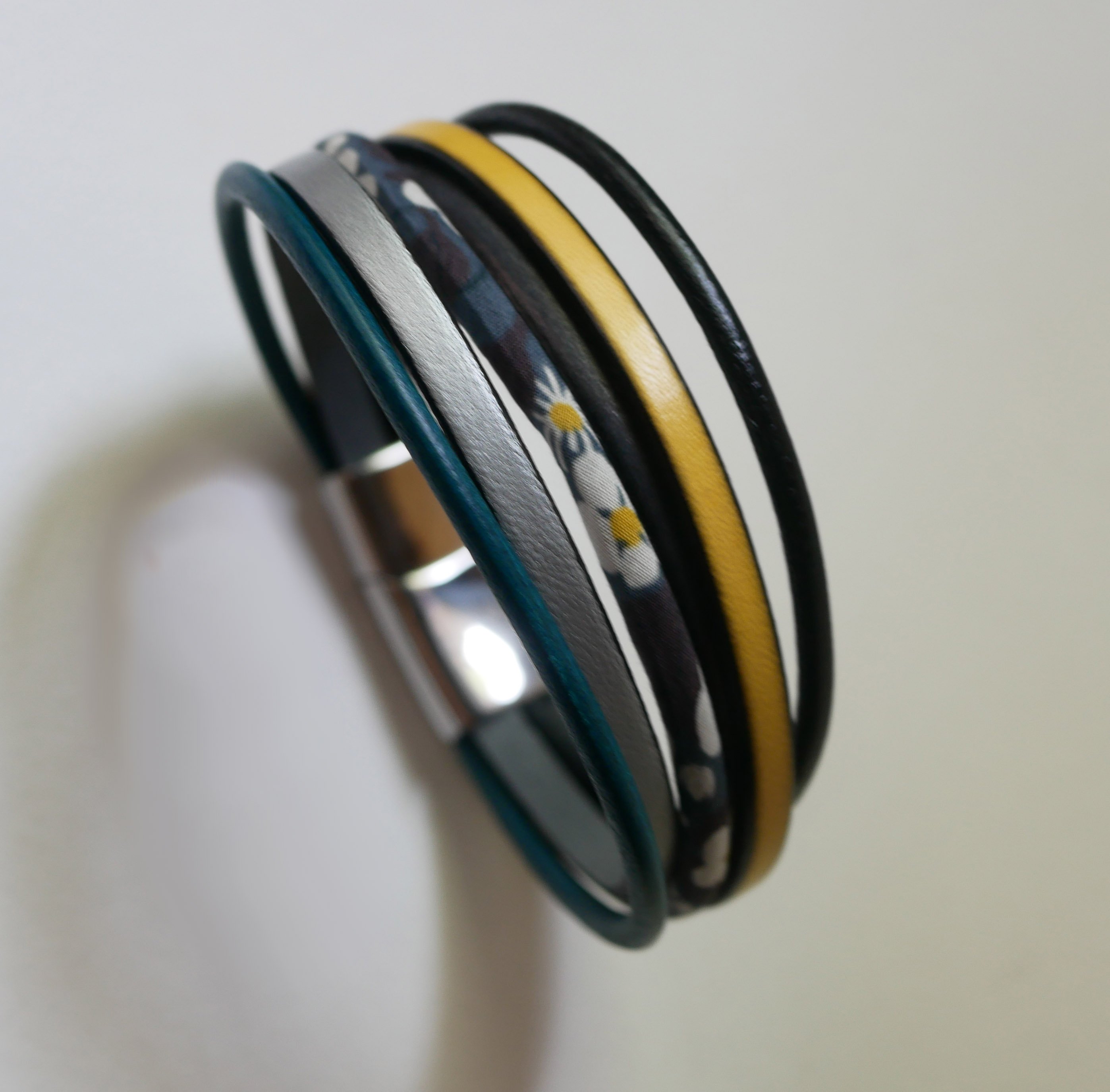 Manschettarmband i läder med flera rader och antracitgrå Liberty cord