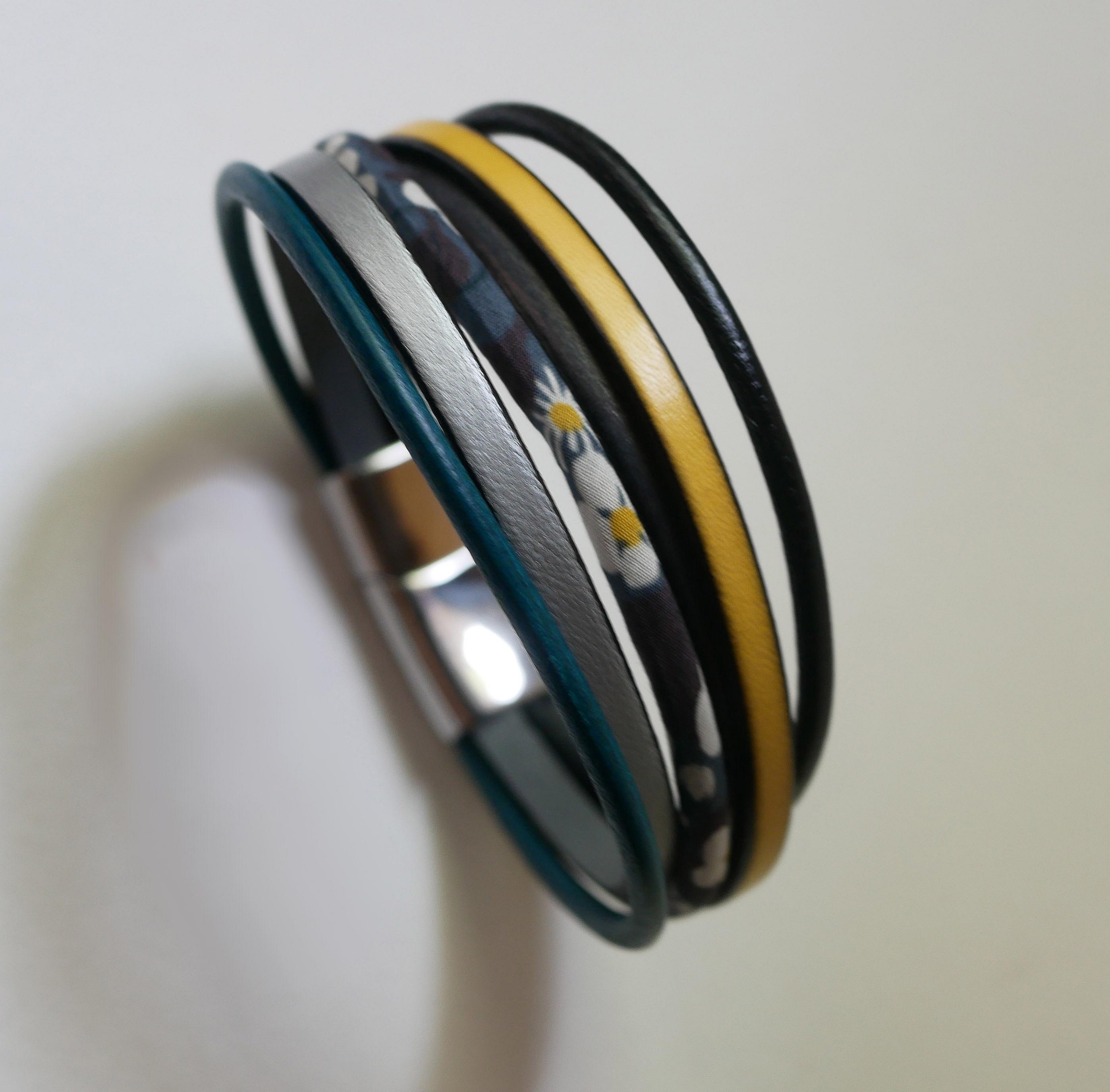 Manschettarmband i l&auml;der med flera rader och antracitgr&aring; Liberty cord