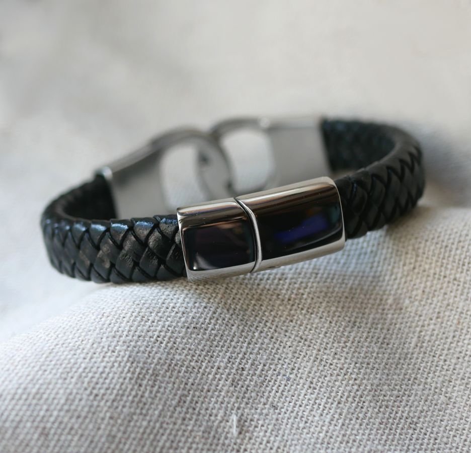Armband med handfängsel i flätad läder i valfri färg och storlek