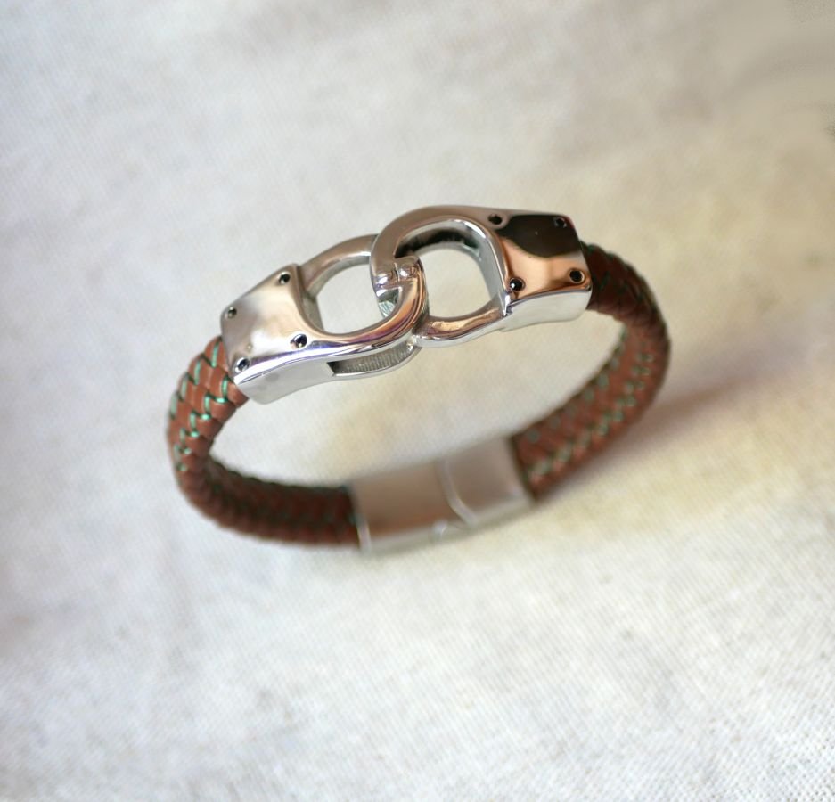 Armband med handfängsel i flätad läder i valfri färg och storlek