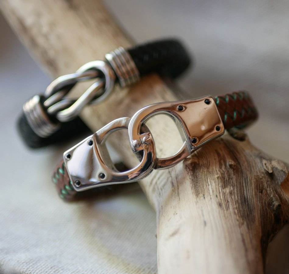 Armband med handfängsel i flätad läder i valfri färg och storlek