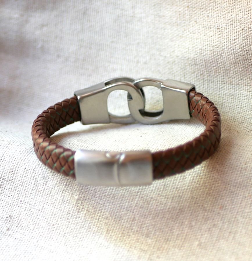 Armband med handfängsel i flätad läder i valfri färg och storlek