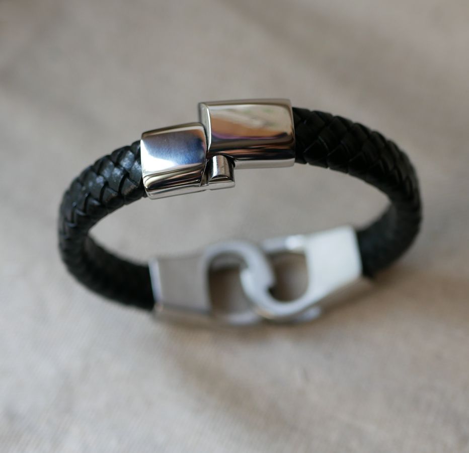 Armband med handfängsel i flätad läder i valfri färg och storlek