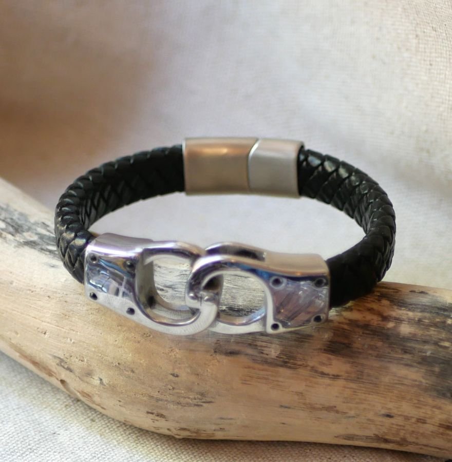 Armband med handfängsel i flätad läder i valfri färg och storlek