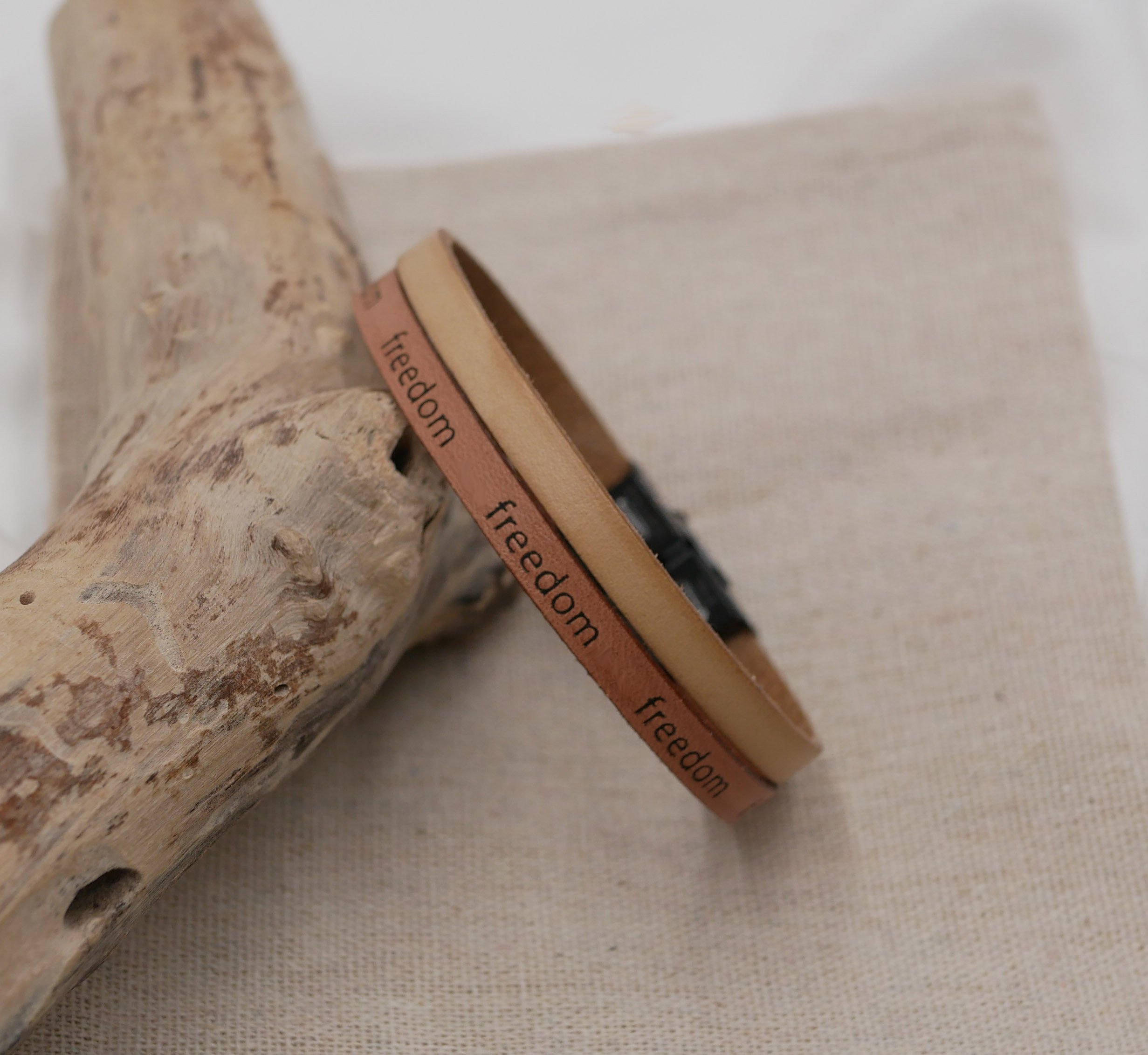 Blandat armband i två läder i naturbeige Frihetsgravyr för att göra det personligt